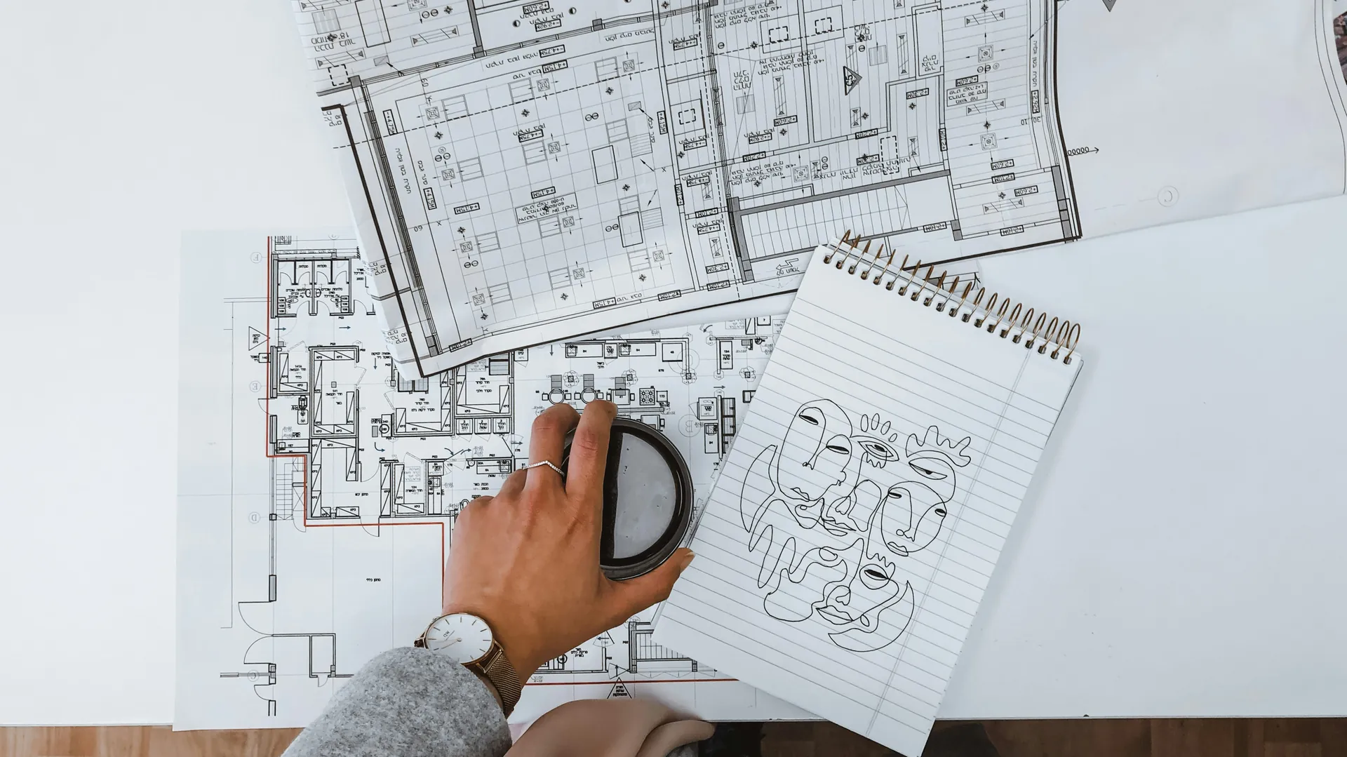 Plan et main tenant un café 