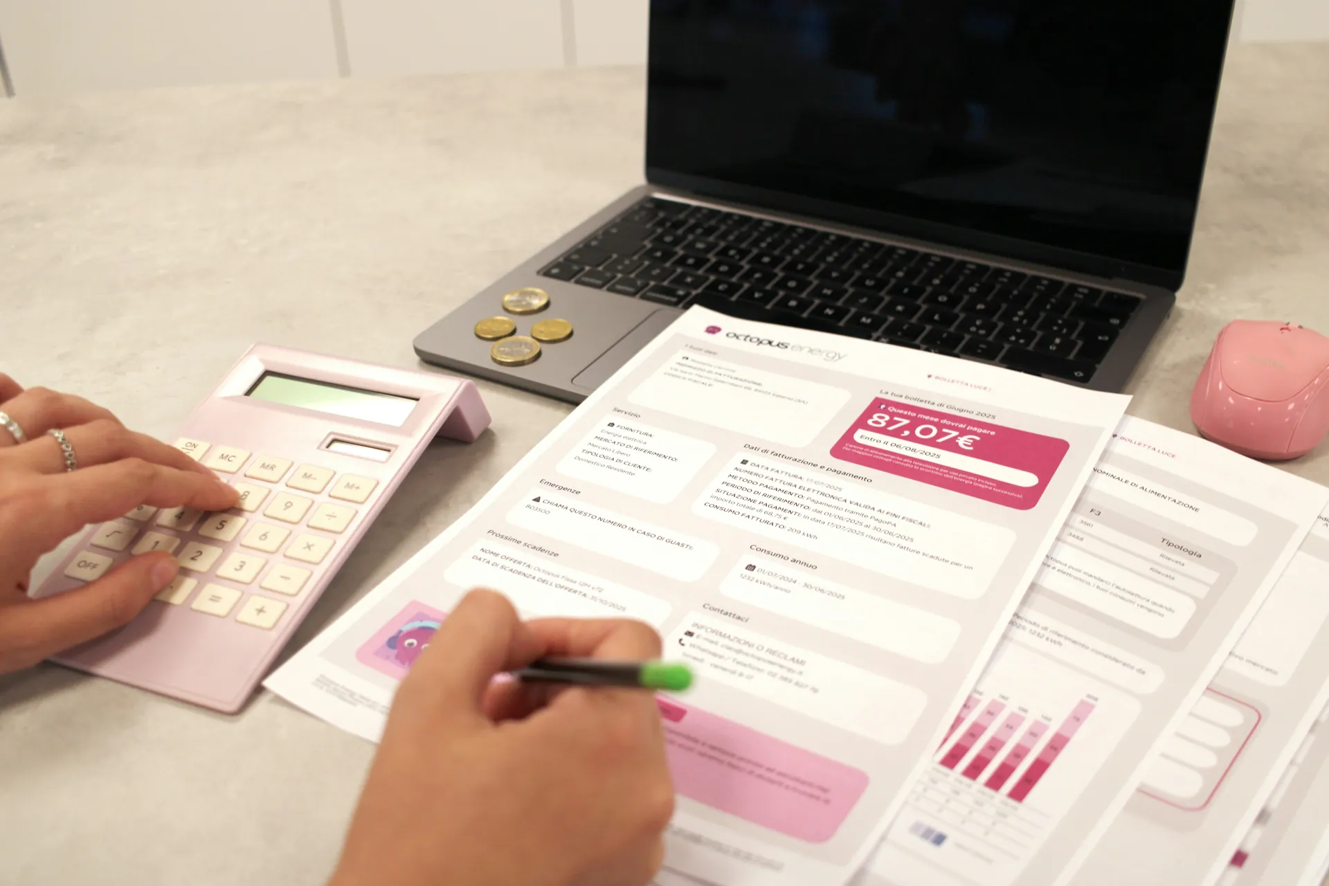 Ordinateur, calculatrice, crayon et papiers