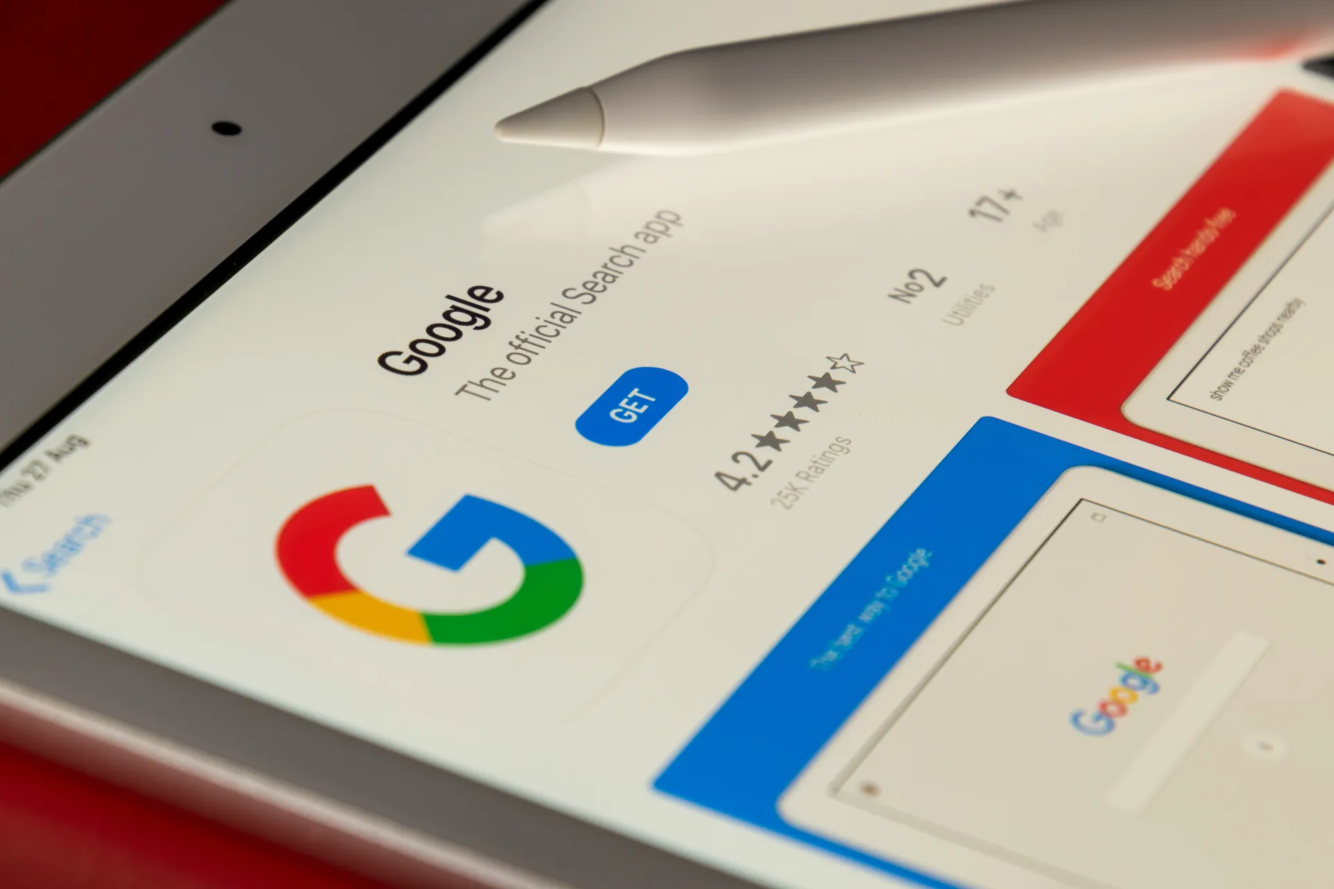 Gros plan sur l’écran d’une tablette montrant la fiche de l’application Google dans l’App Store, avec le logo coloré et la note des utilisateurs.