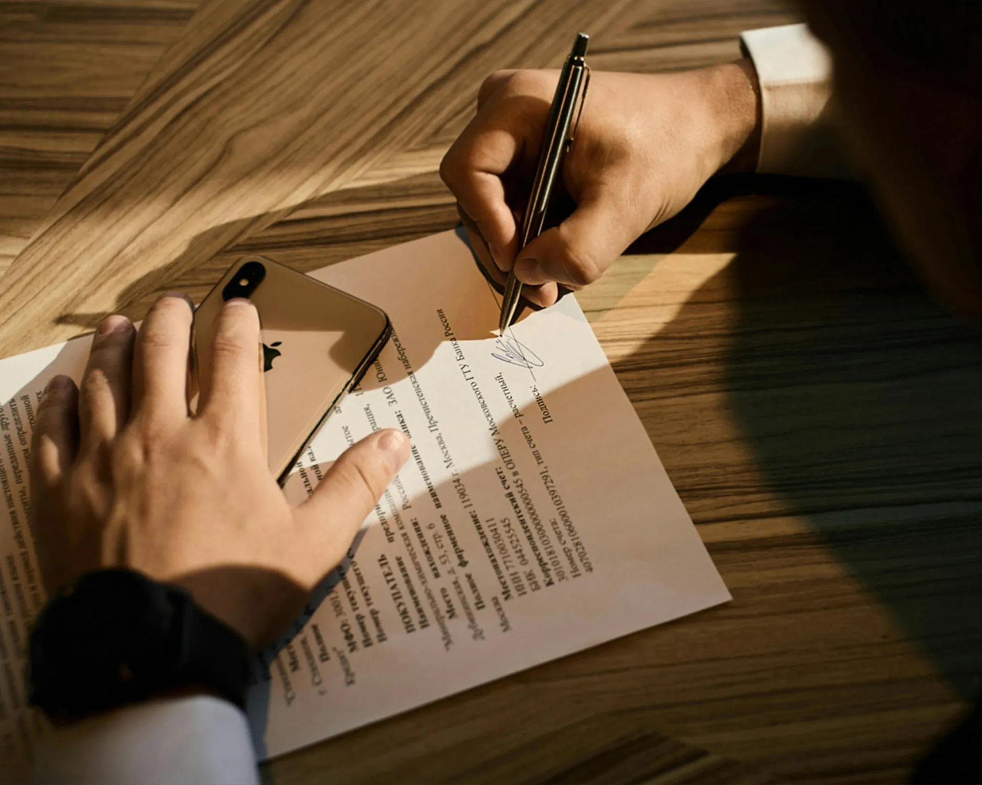 Signature papier et téléphone