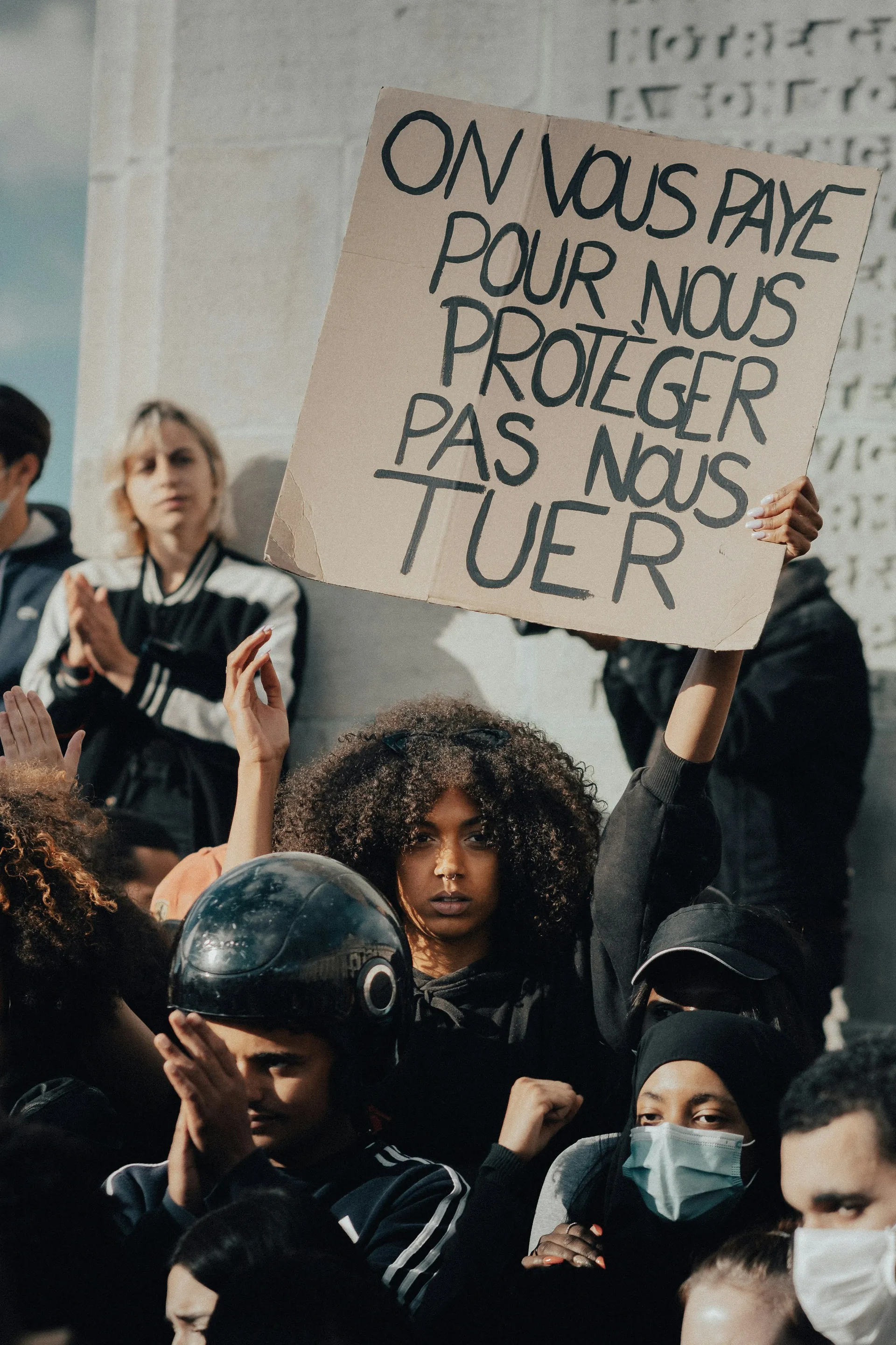 Arrêté anti-expulsion à Saint-Denis : la mesure du maire soutenu par La France Insoumise attaquée en justice Pancarte tenue par une femme
