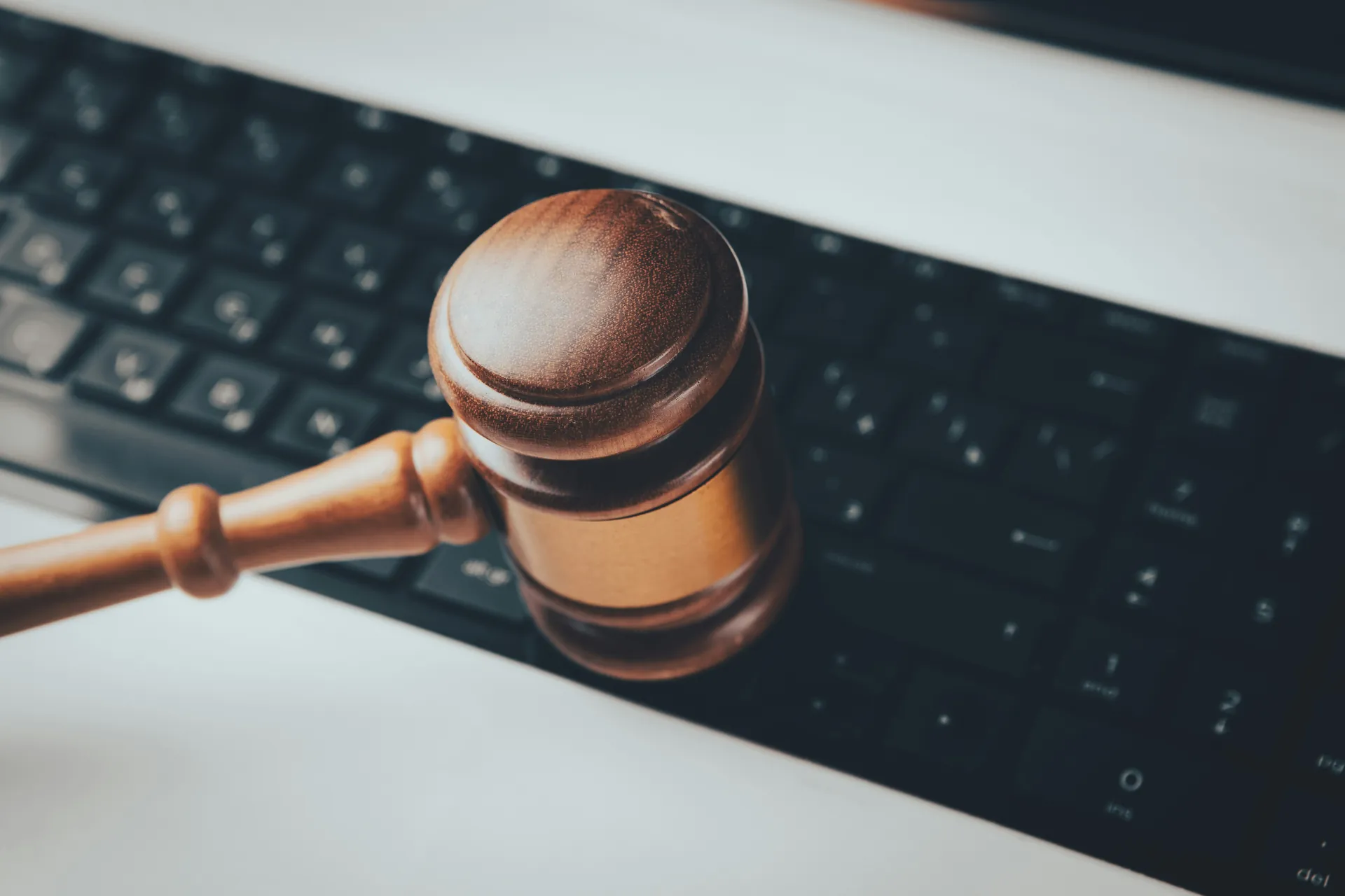 Marteau de justice et clavier d'ordinateur
