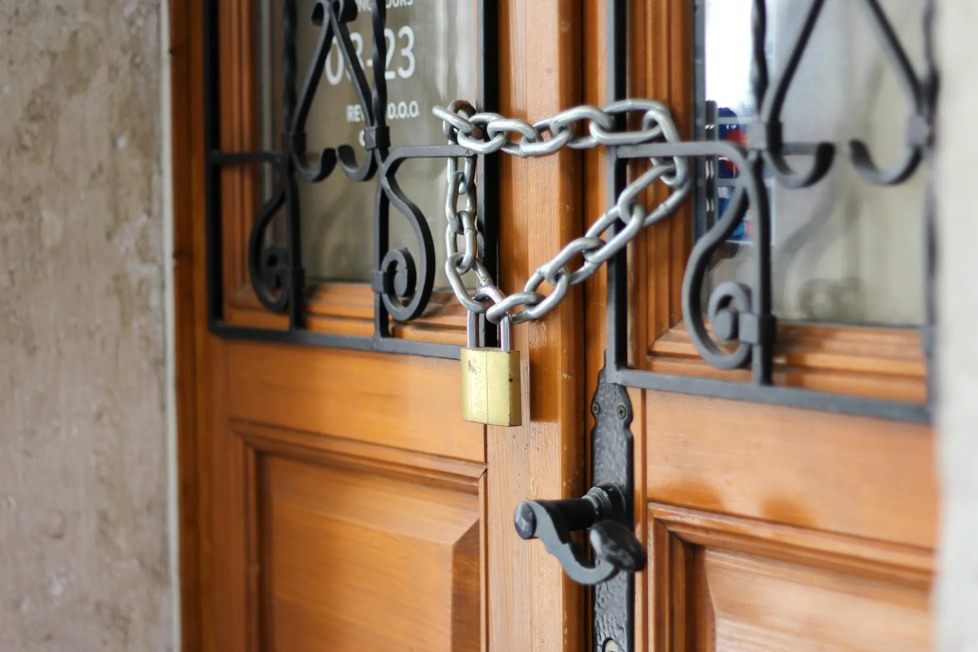 Porte fermée avec un cadenas 