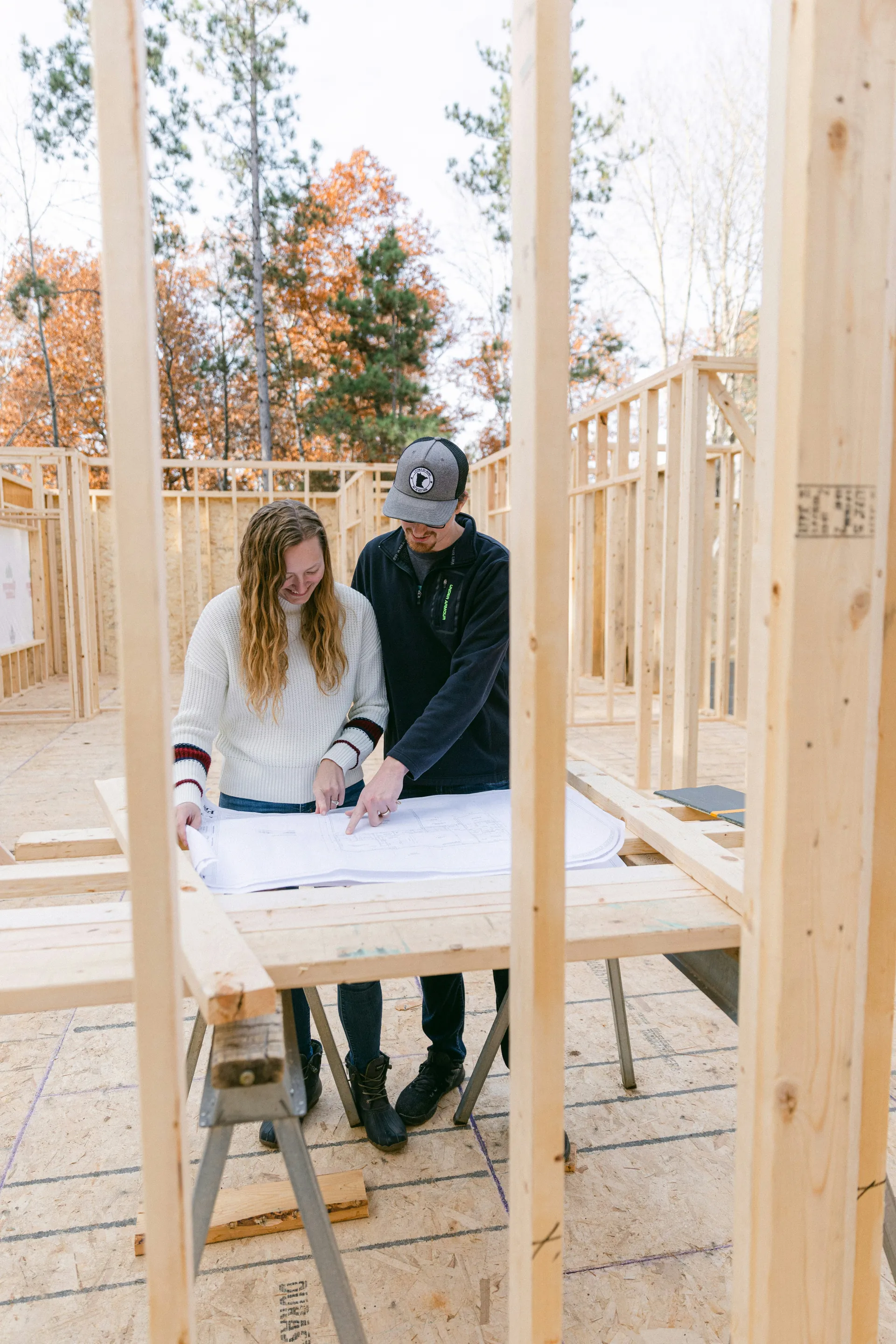Jeunes couples sur un chantier 