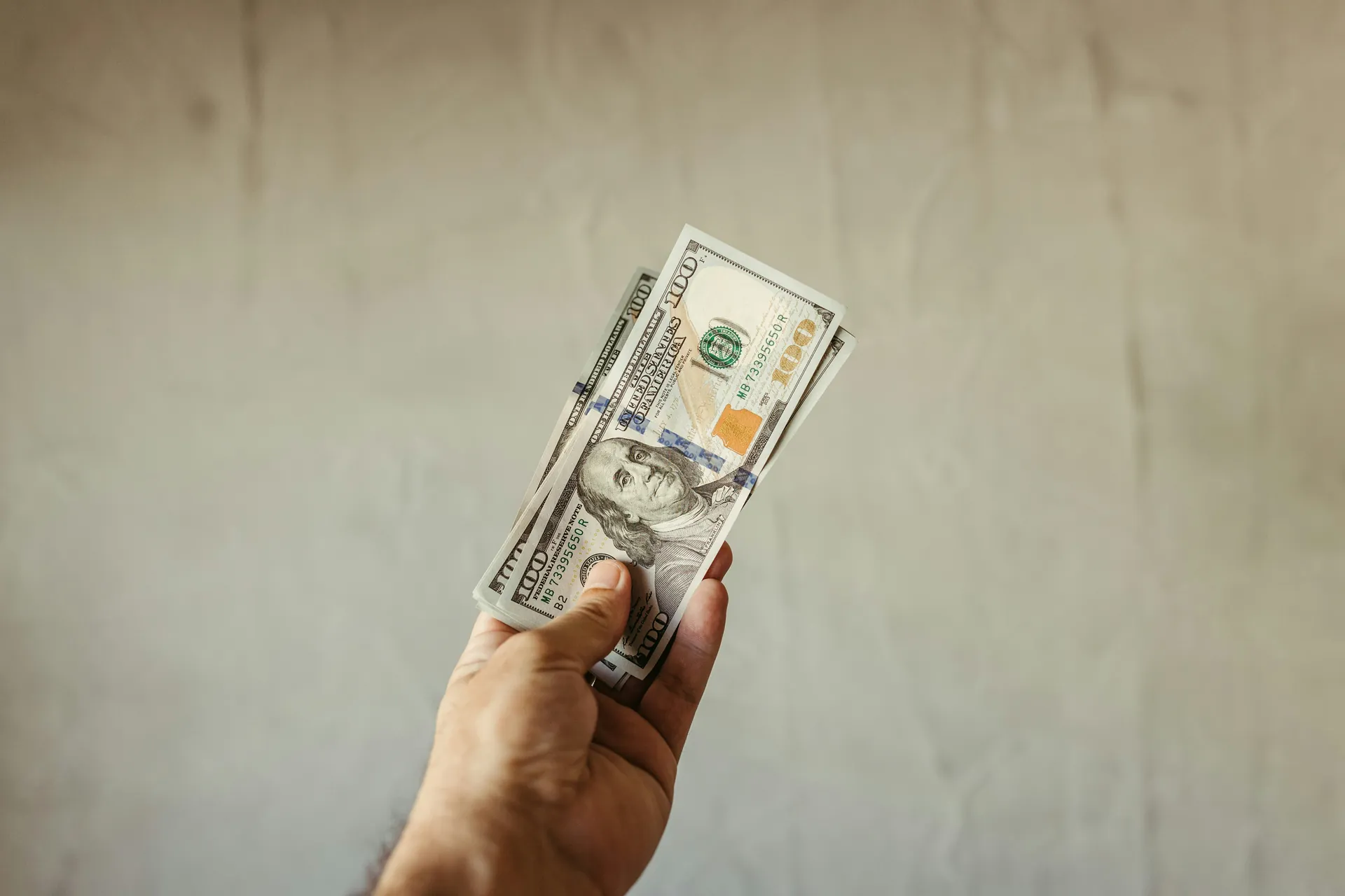 Dollars dans une main