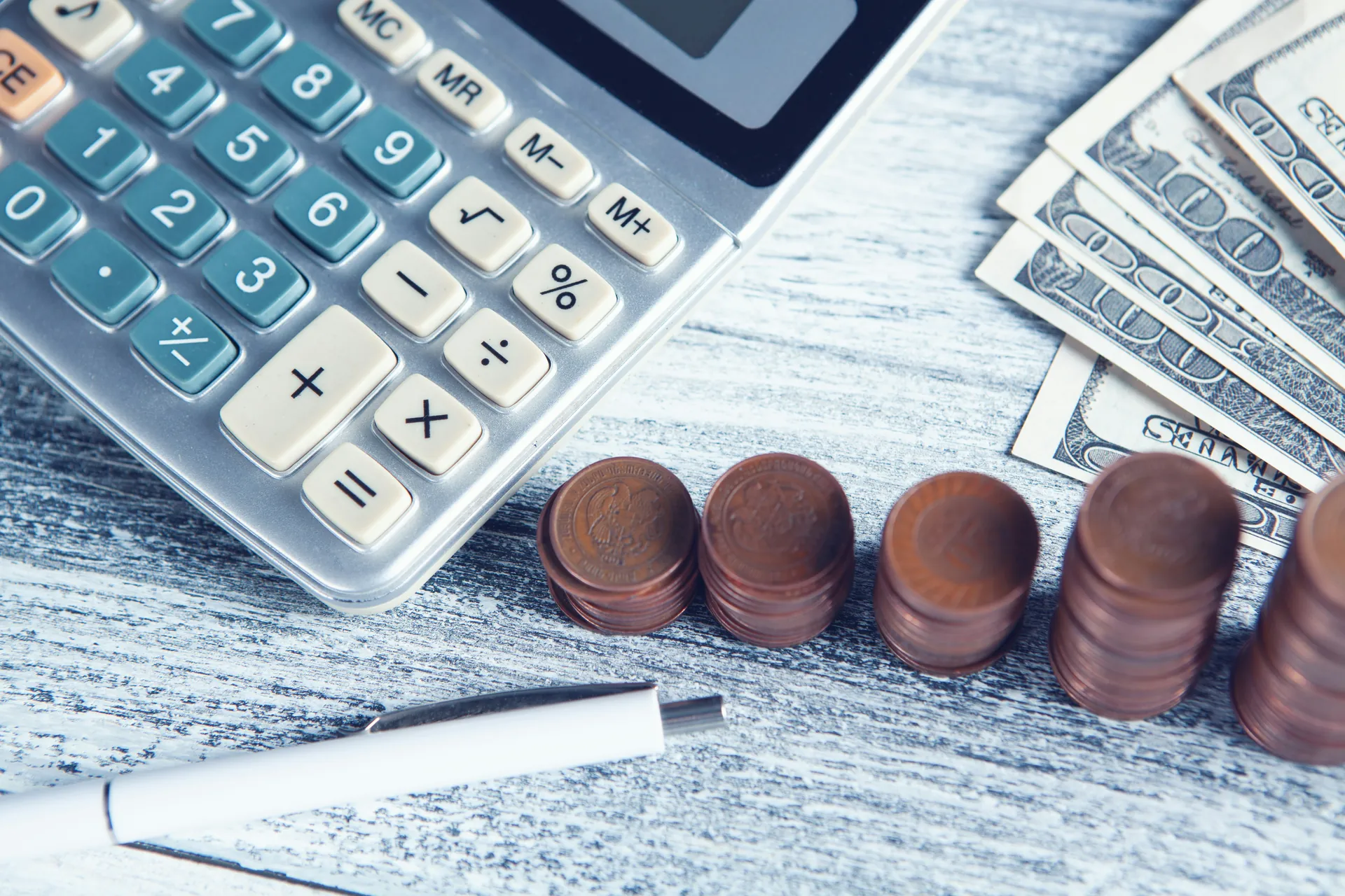 Calculatrice, stylo et pièces