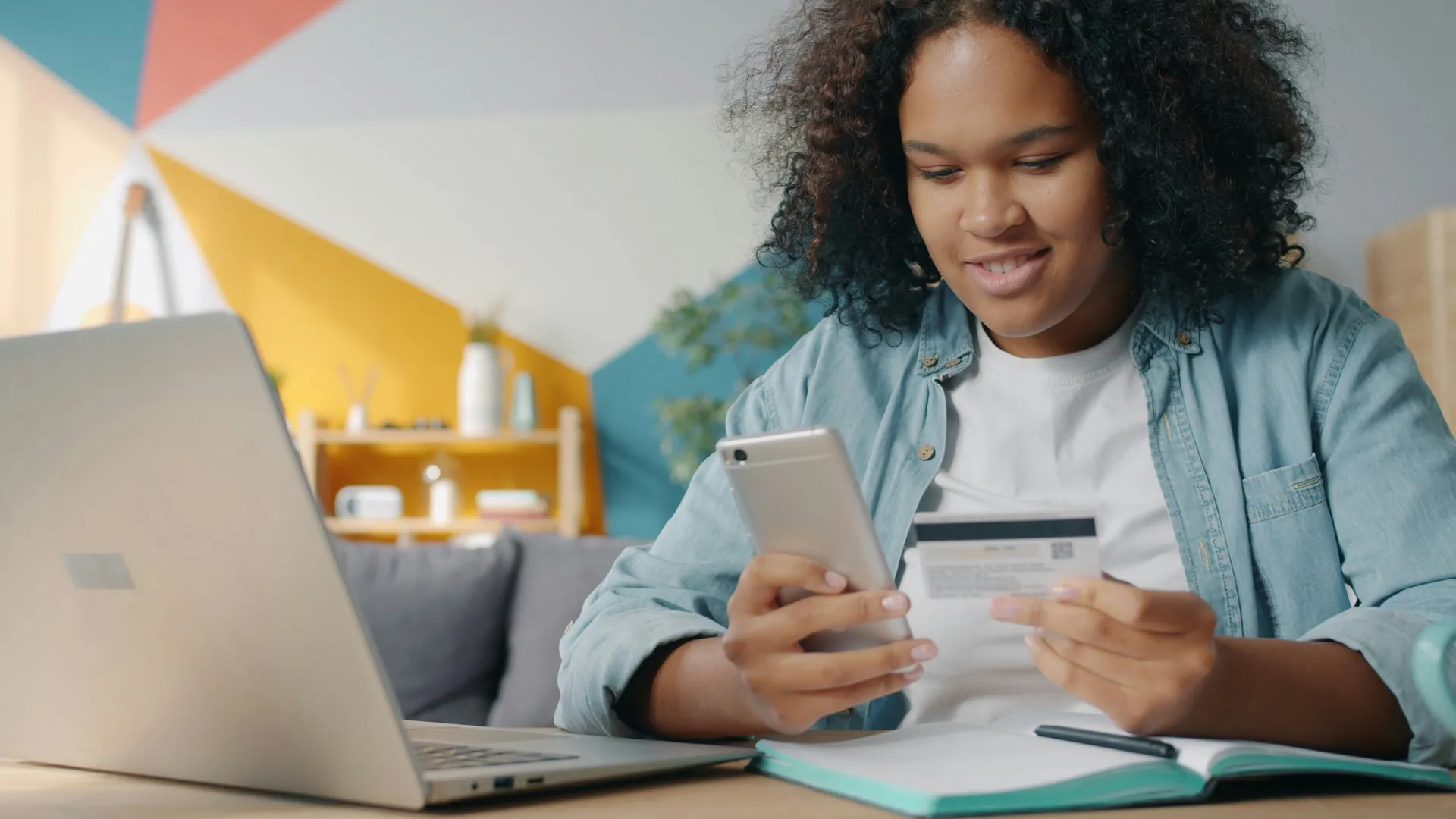 Dame, cb à la main et téléphone, devant son ordi