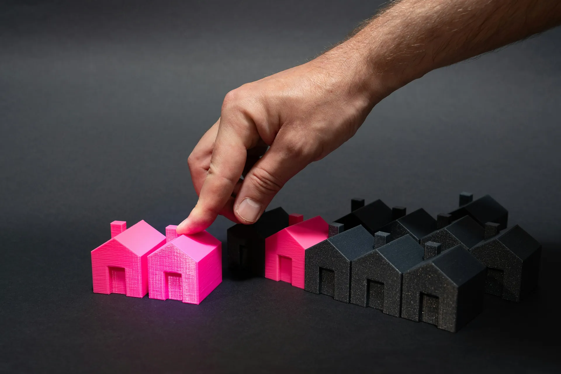 Petites maisons roses et noires 