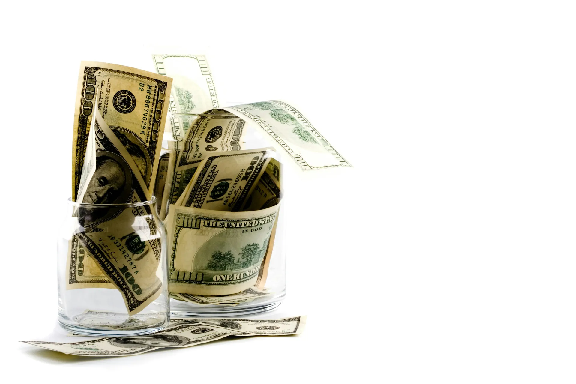 Billets de dollars dans des verres 