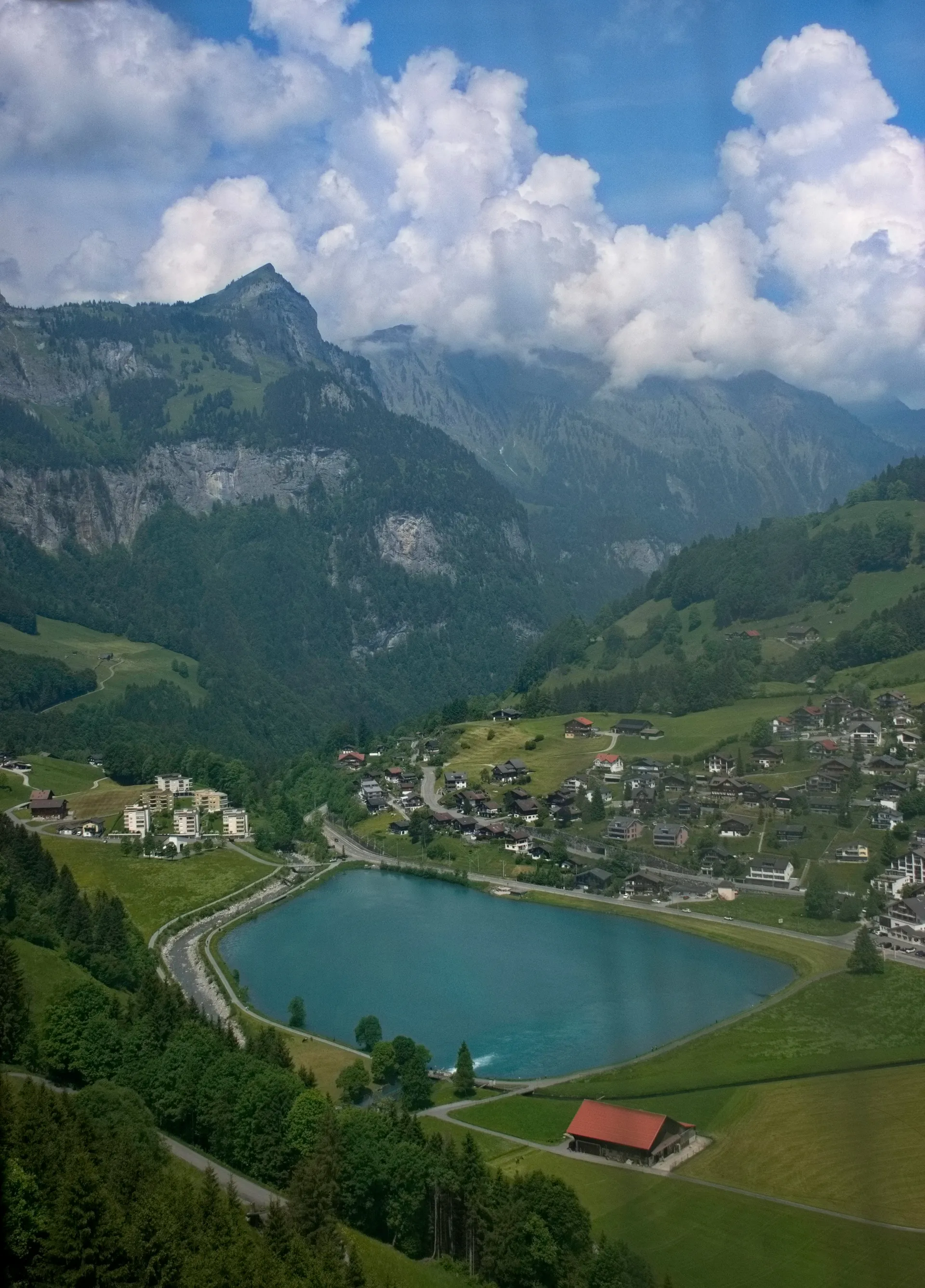 Vue aérienne montagne et lac 