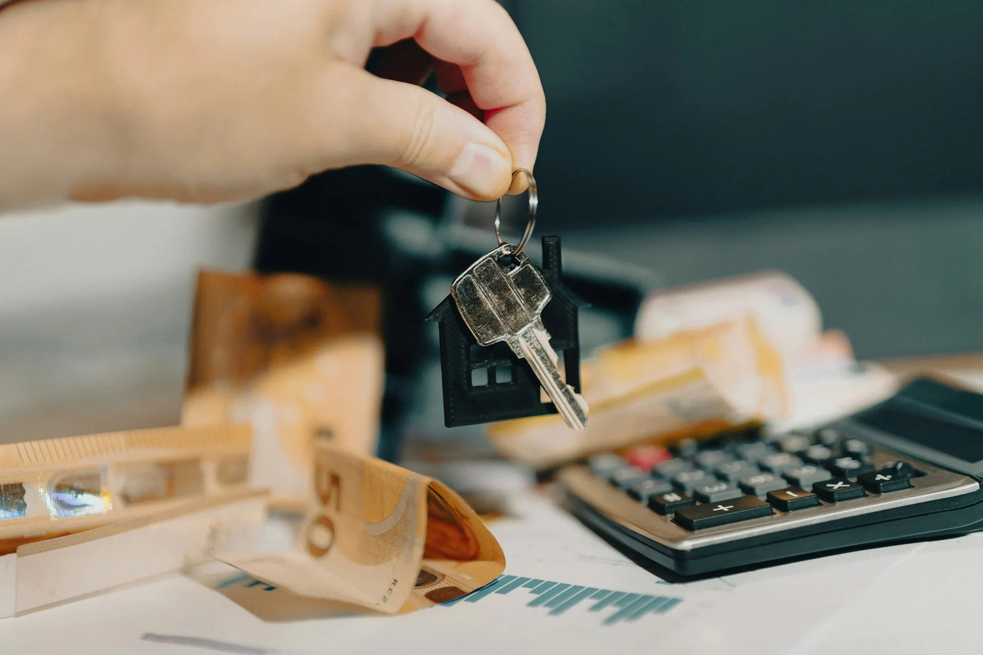 Clé, billets et calculatrice 