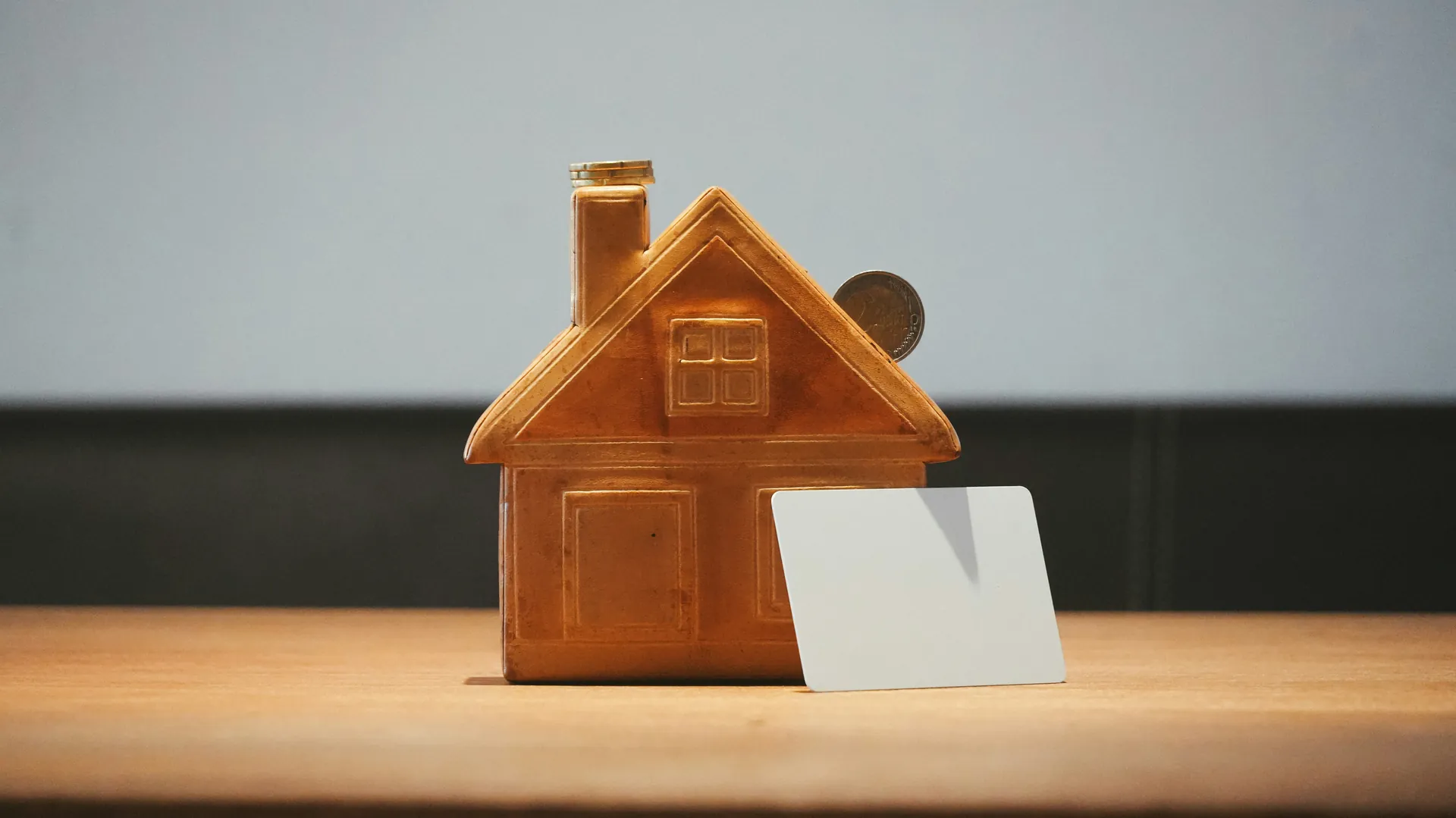 Petite maison avec une pièce de monnaie