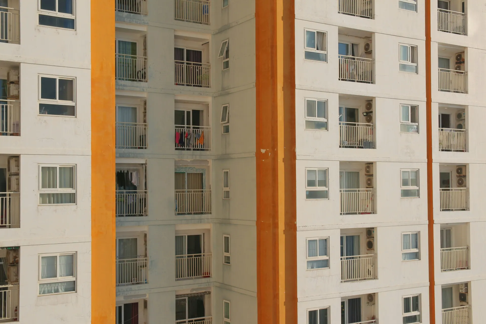 immeubles blanc et orange 