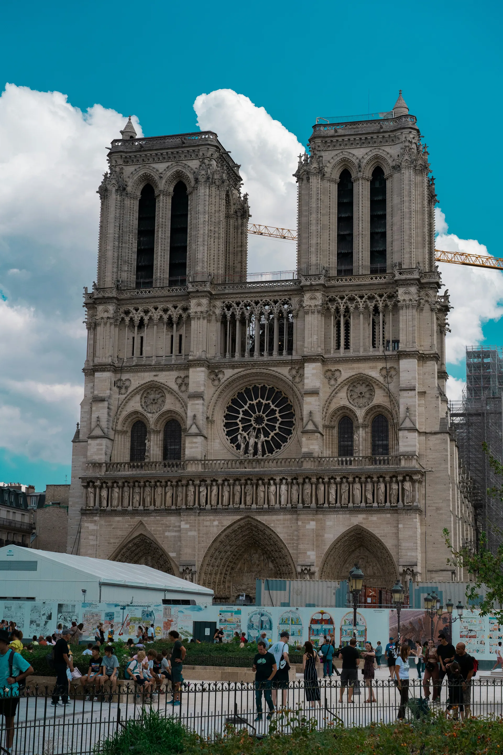 Façade principale de la cathédrale Notre-Dame de Paris et ses tours emblématiques lors d'une visite guidée culturelle.