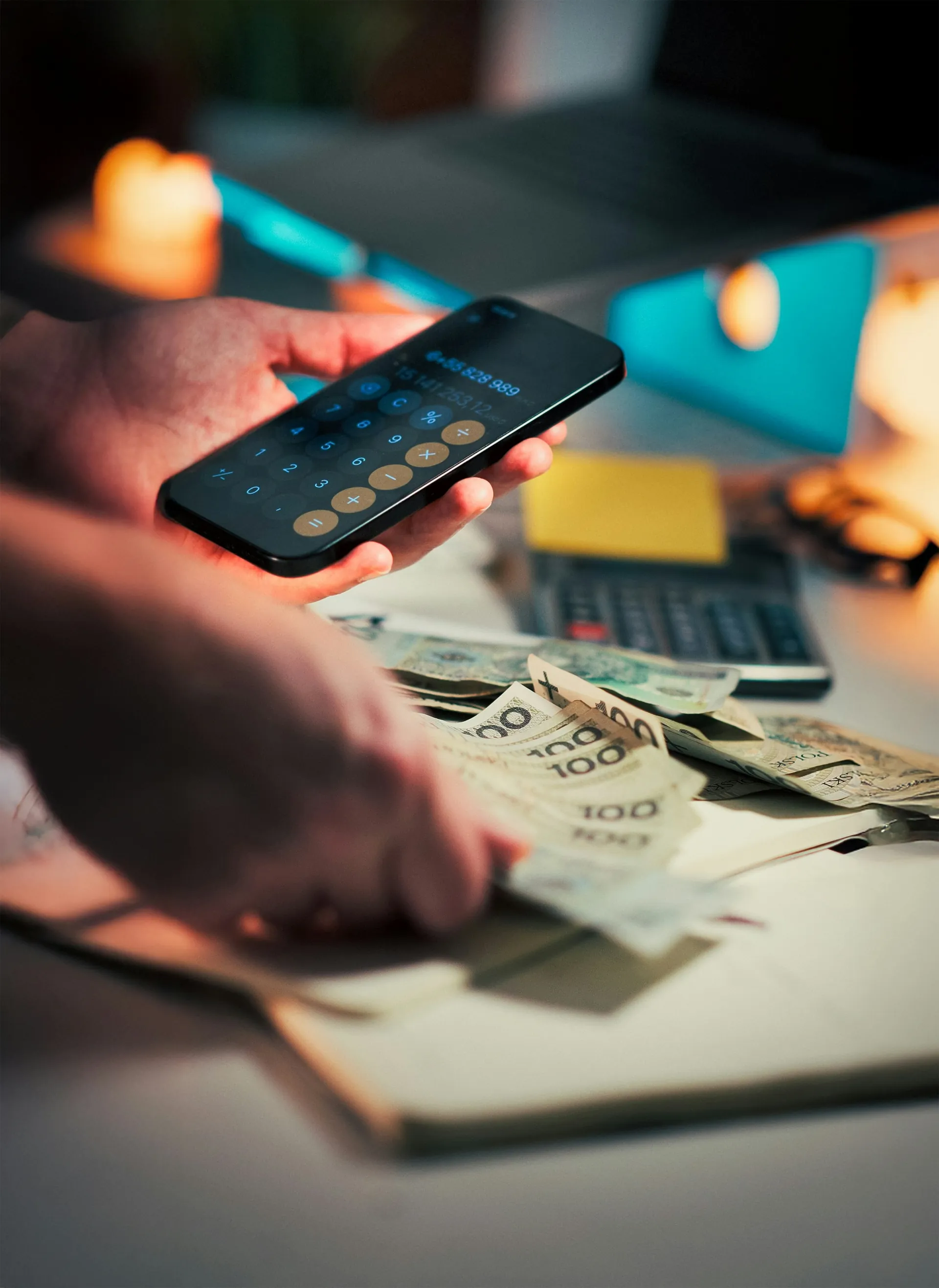 Billets, téléphone et main 