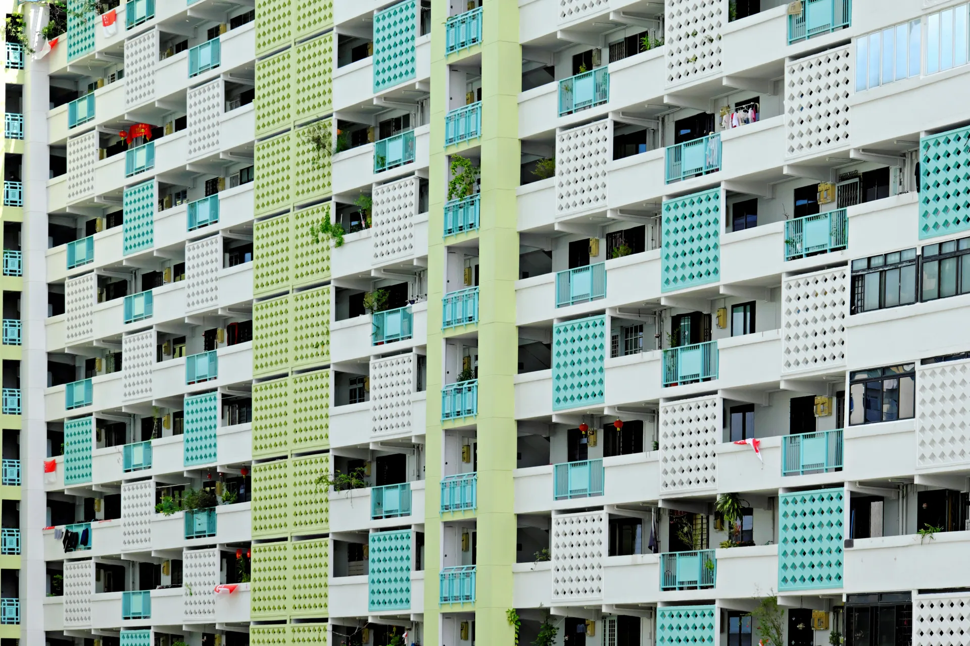 Grands immeubles avec balcons verts 