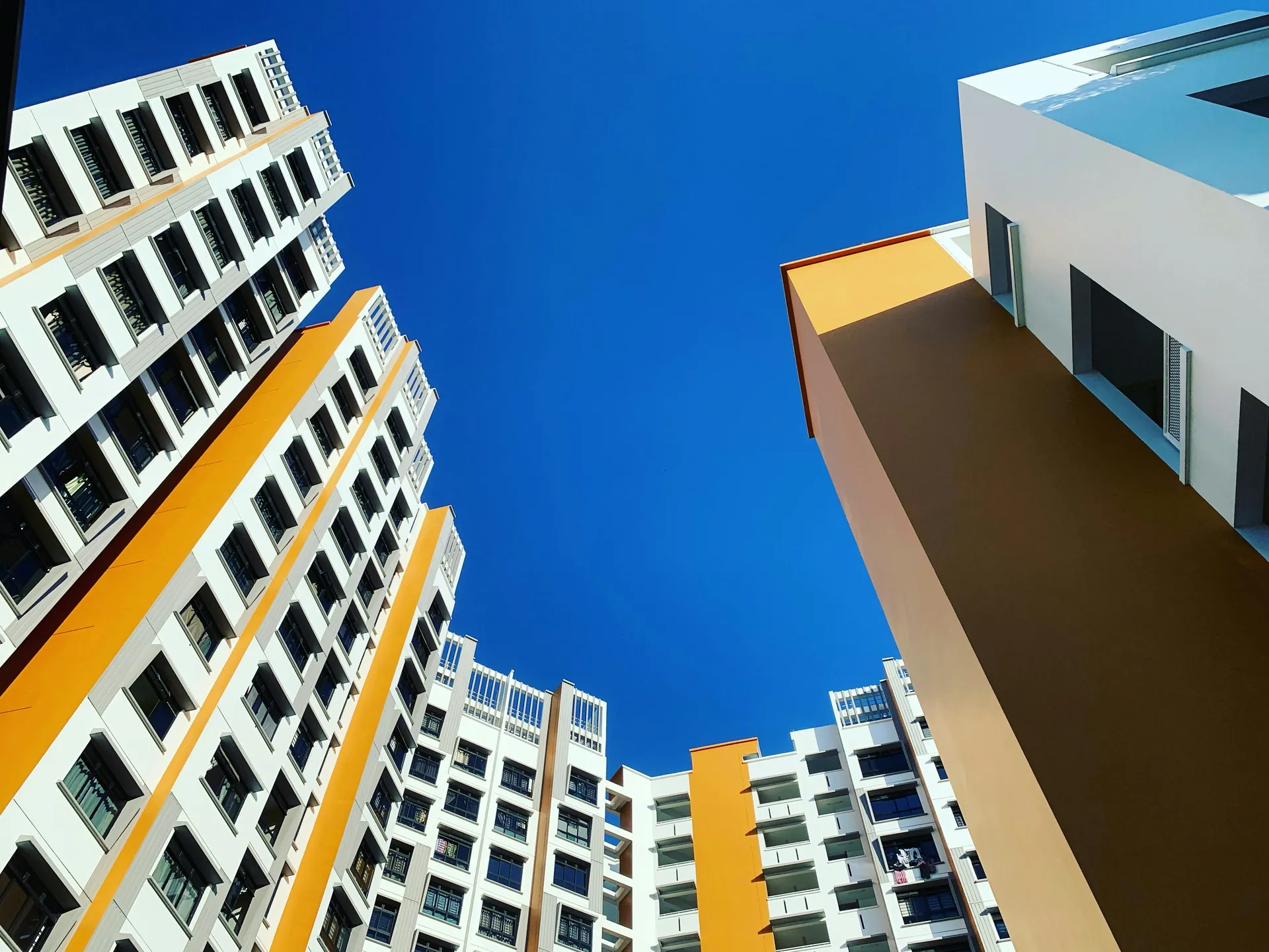Vue en contre plongée immeubles