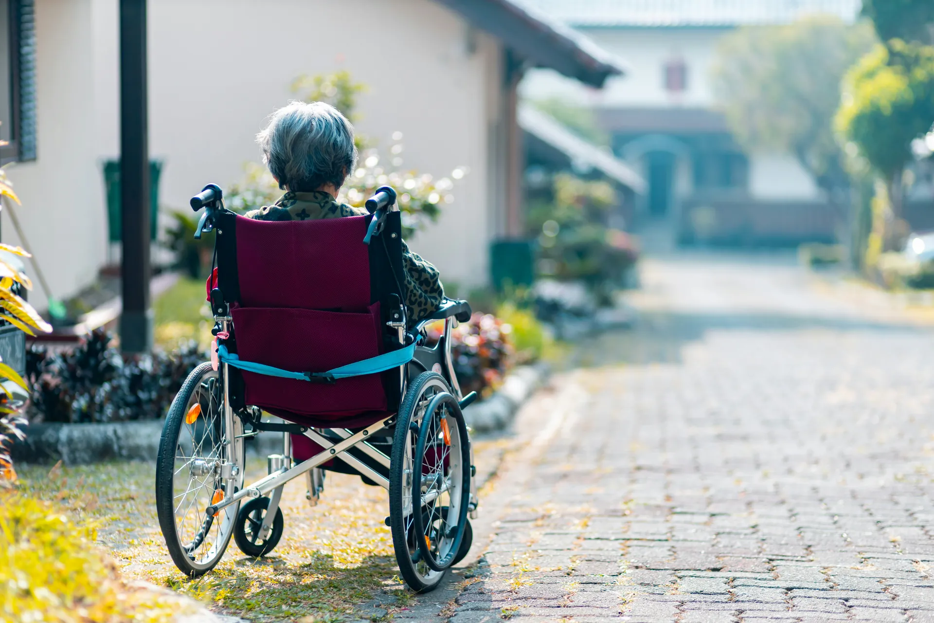 Dame dans un fauteuil roulant