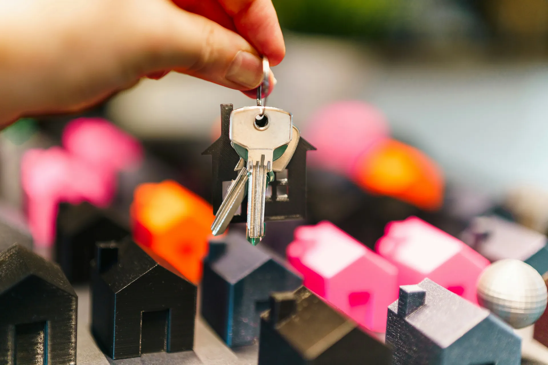 clés dans un main, petites maisons