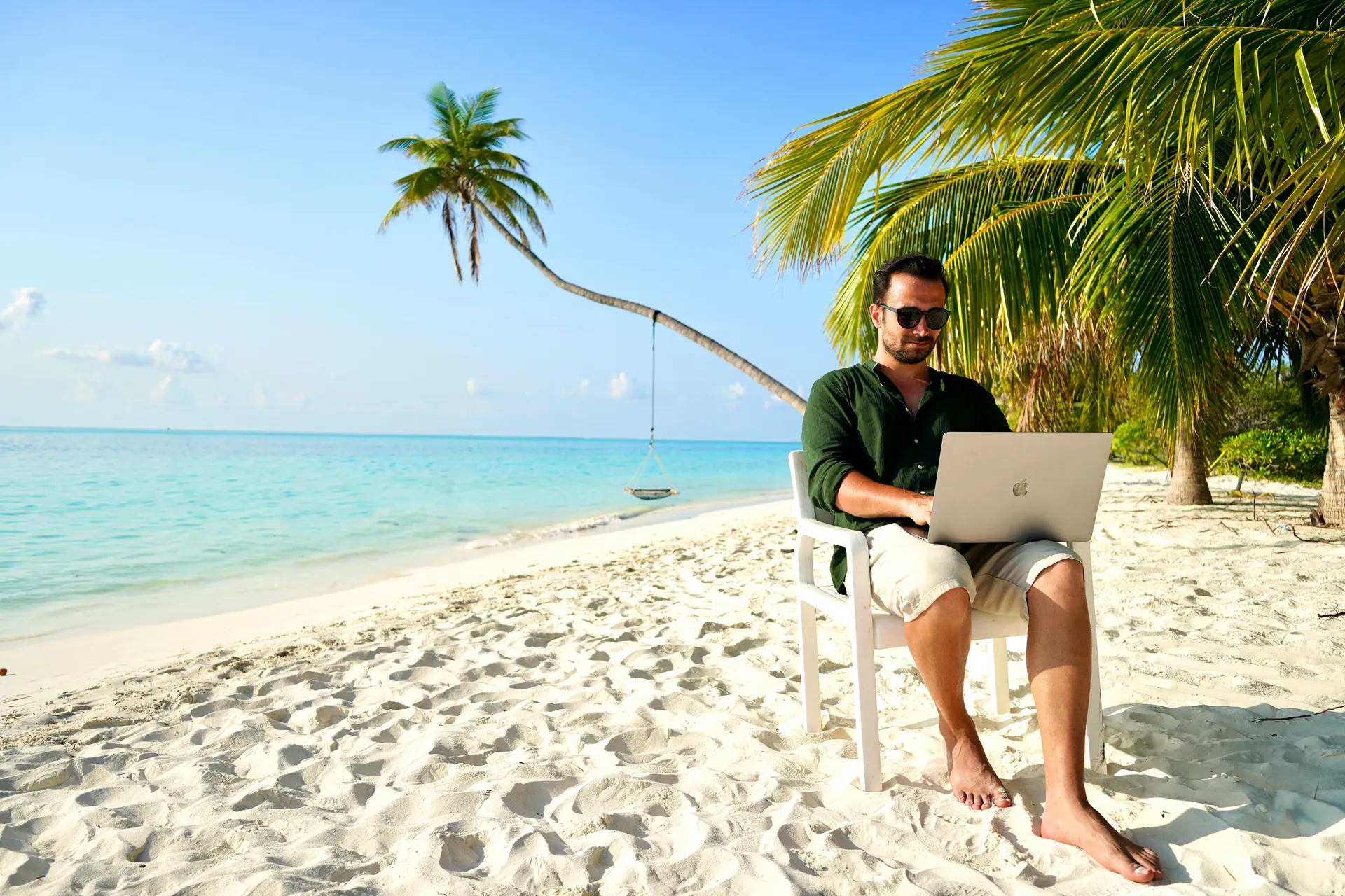 Monsieur qui travail sur la plage 