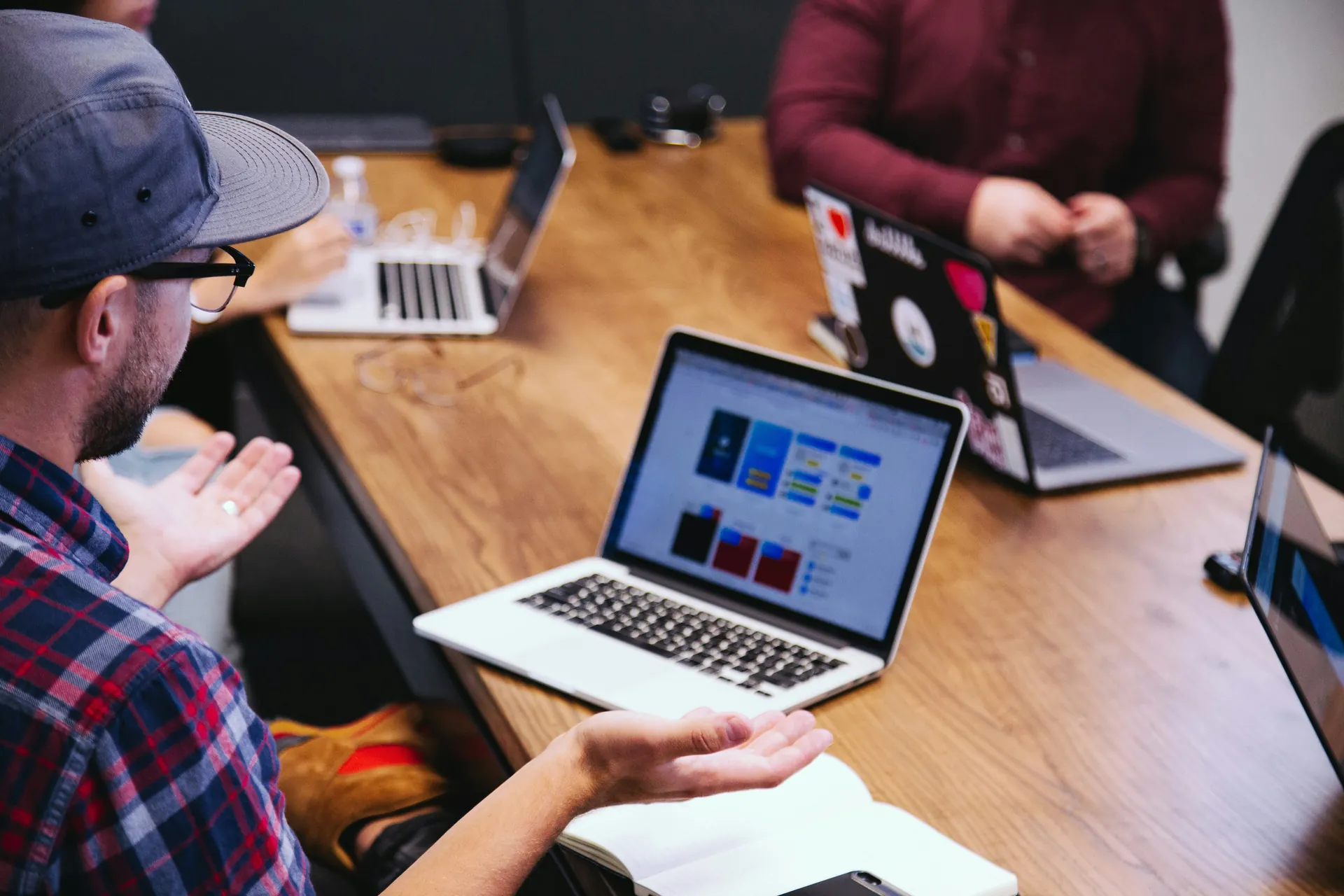 Explore the latest food design websites trends for 2025. Get insights on visual appeal, user navigation, and interactive features to enhance your food design websites.