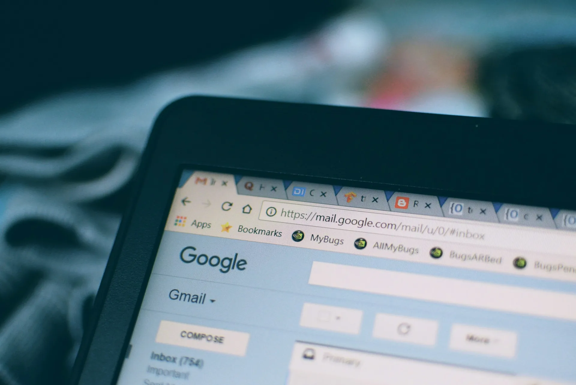 Écran d’ordinateur affichant la boîte de réception Gmail avec plusieurs onglets de navigateur ouverts, illustrant une utilisation active du web.