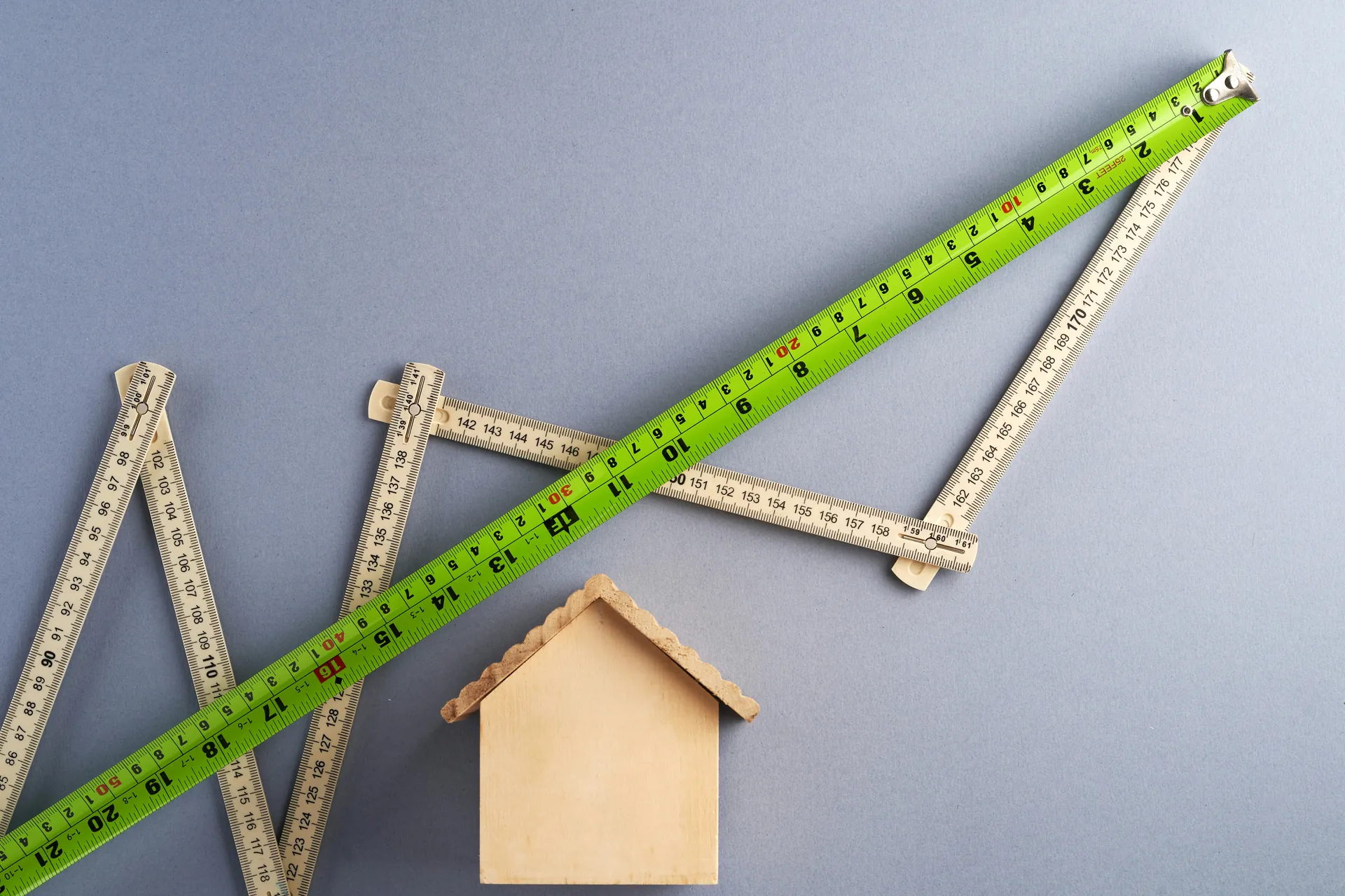 Mètres et maison en bois