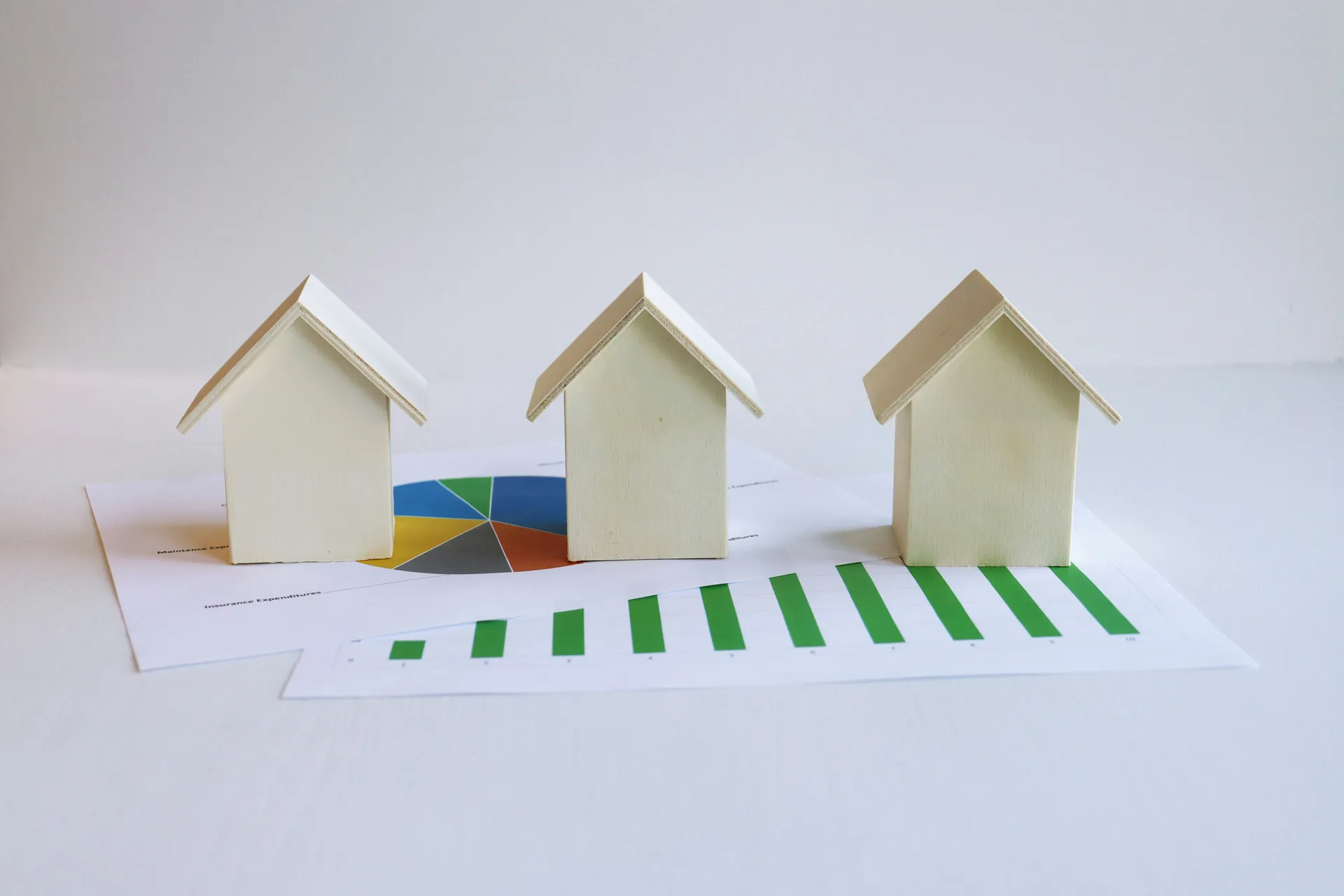 Trois petites maisons et des graphiques 