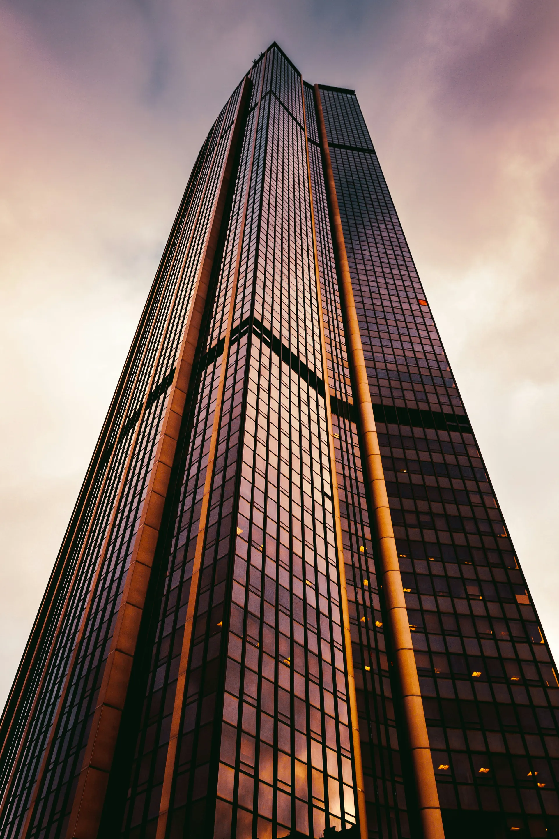 Vue en contre plongée de la tour Montparnasse 