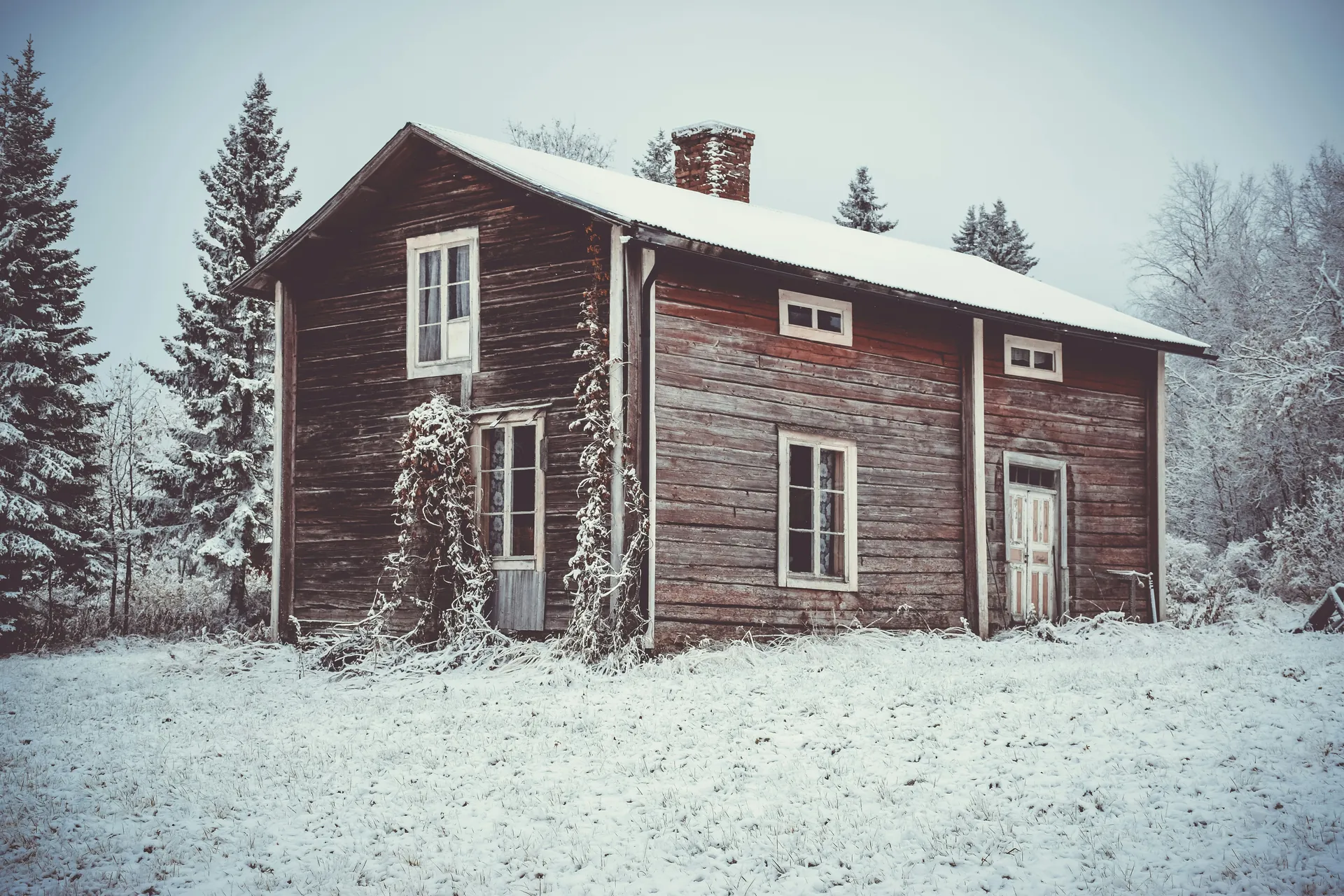 Chalet sous la neige