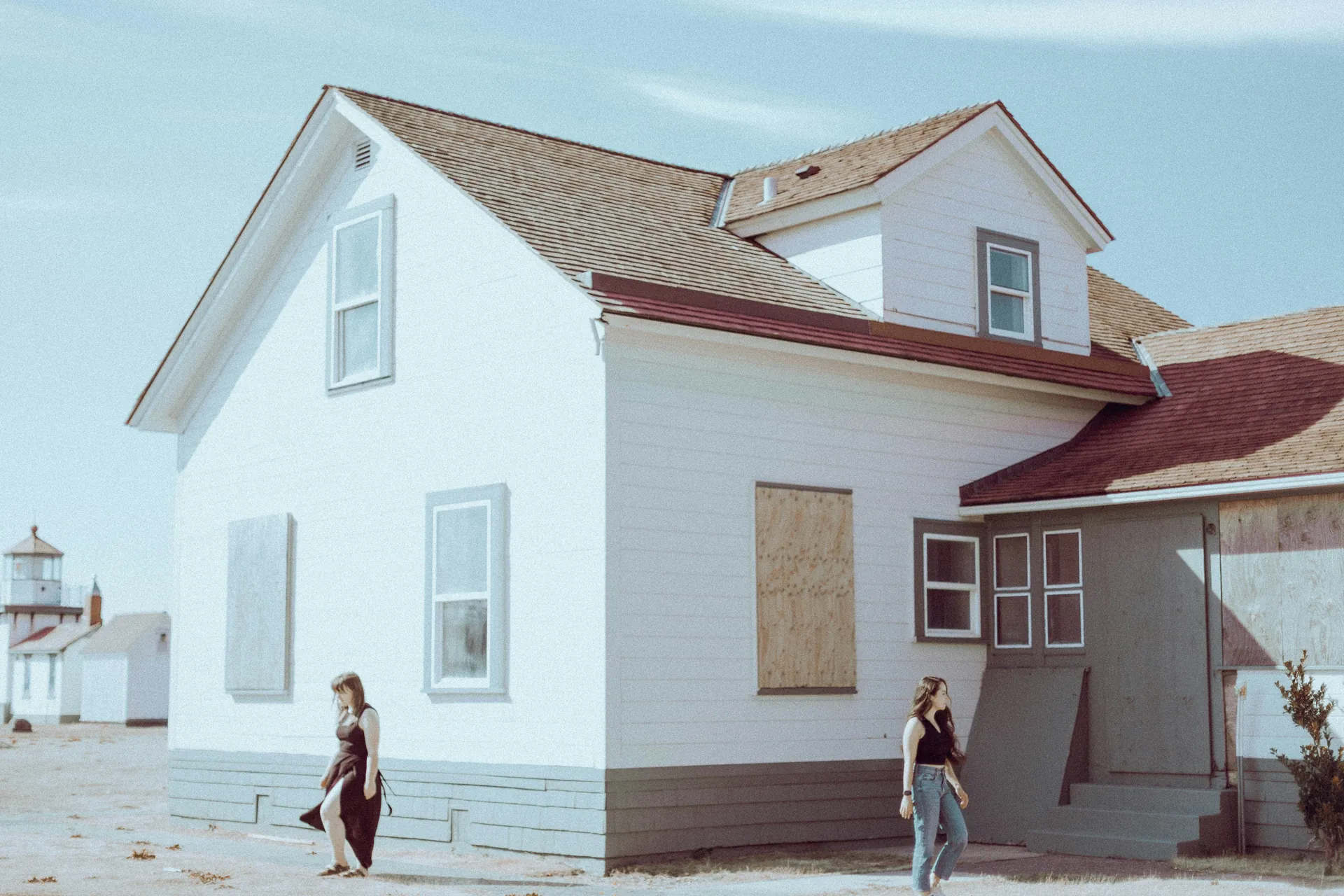 Petites maisons, deux femmes 