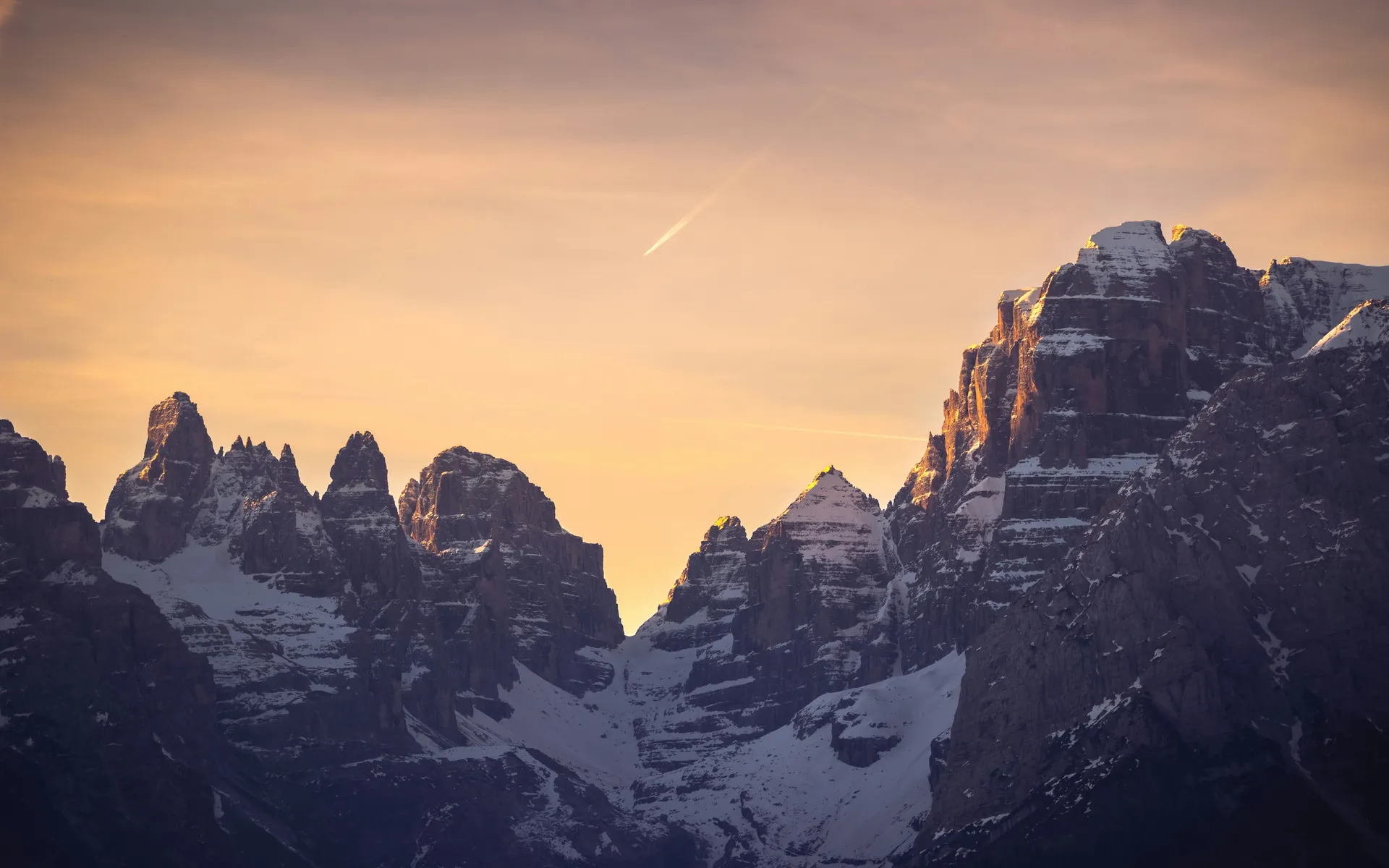 Couché de soleil sur les montagnes enneigées 