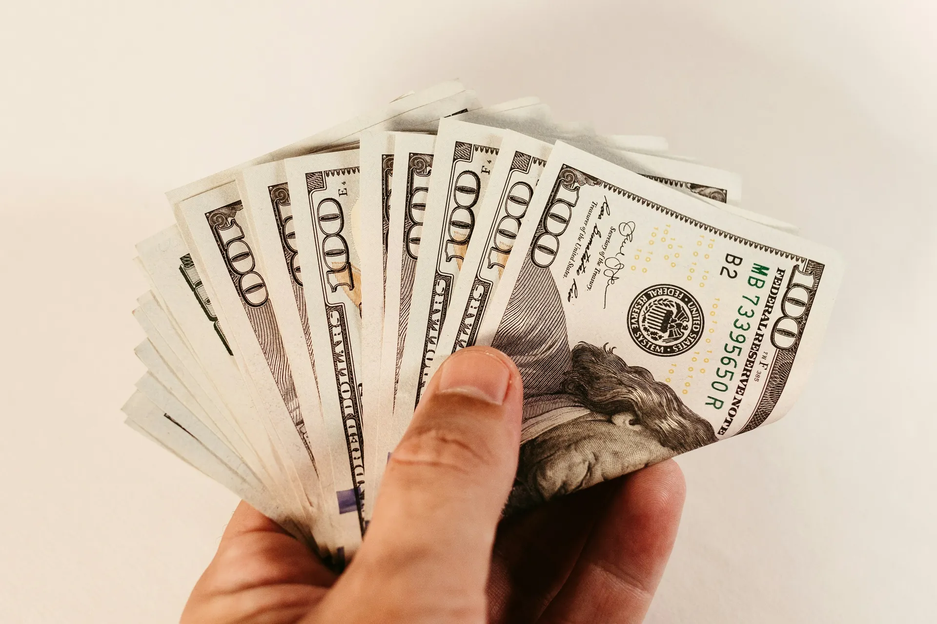 Main qui tient des dollars