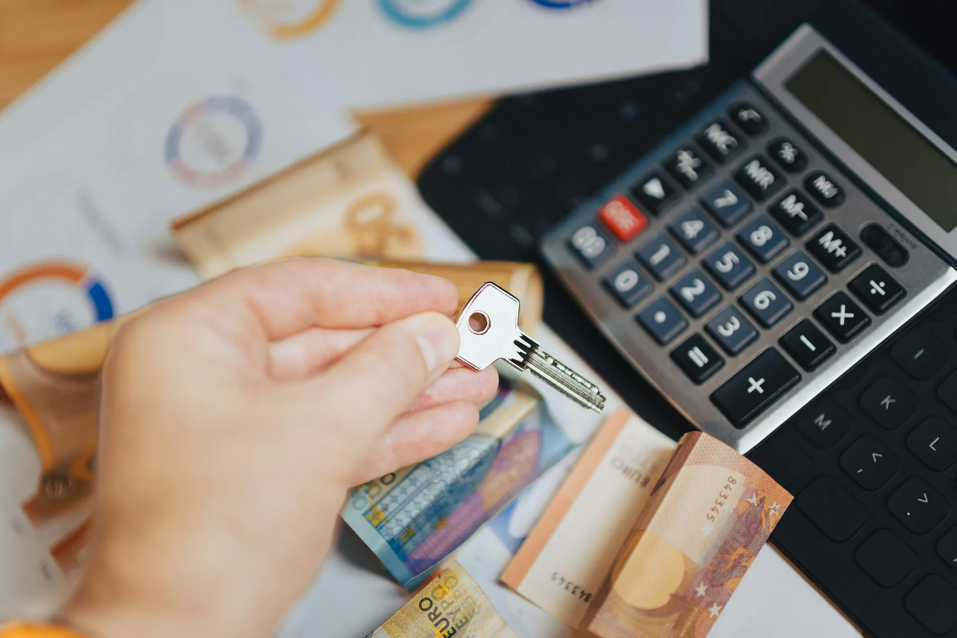 Calculatrice, clé et billet