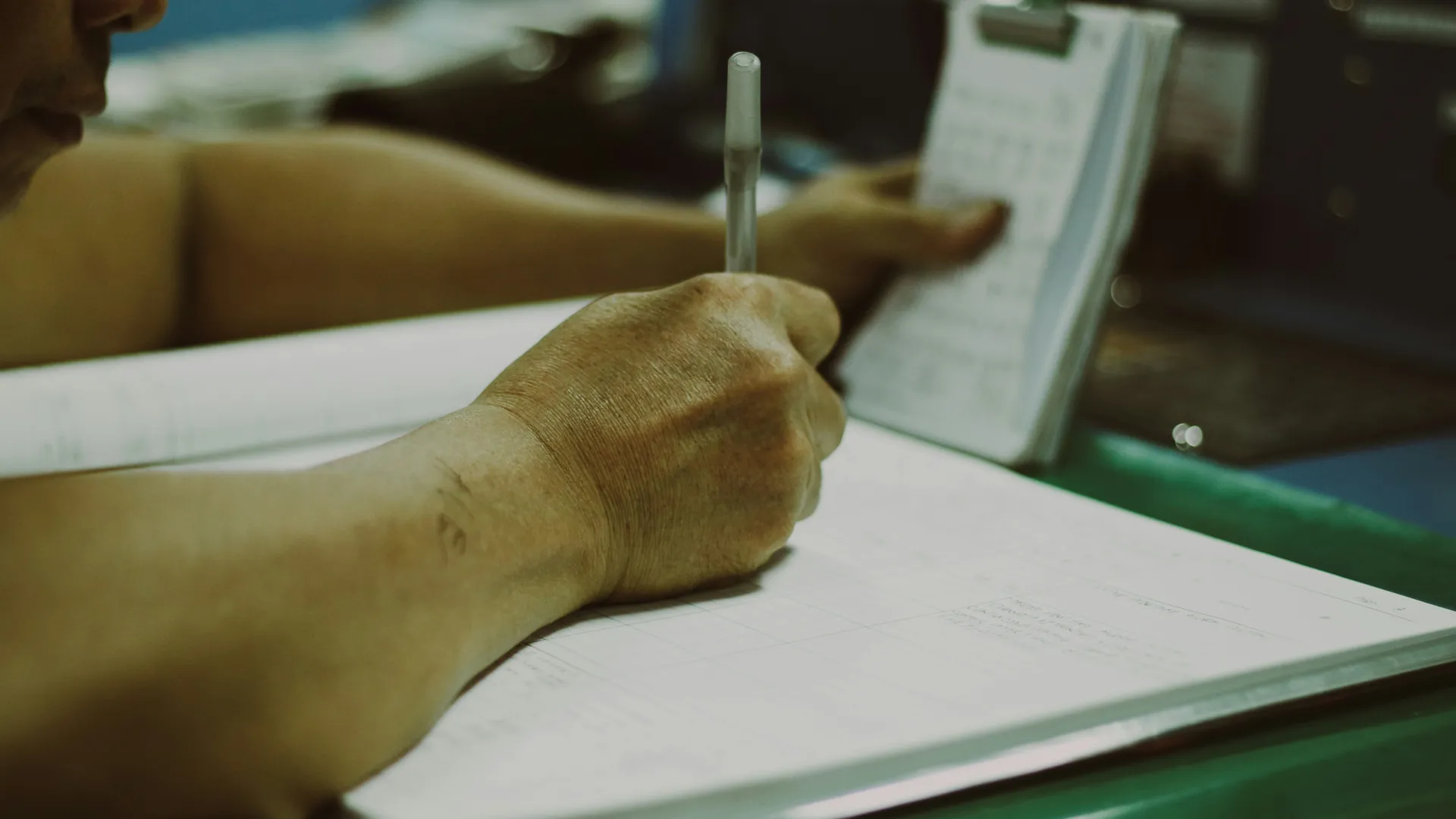 Personne qui écrit sur une feuille 