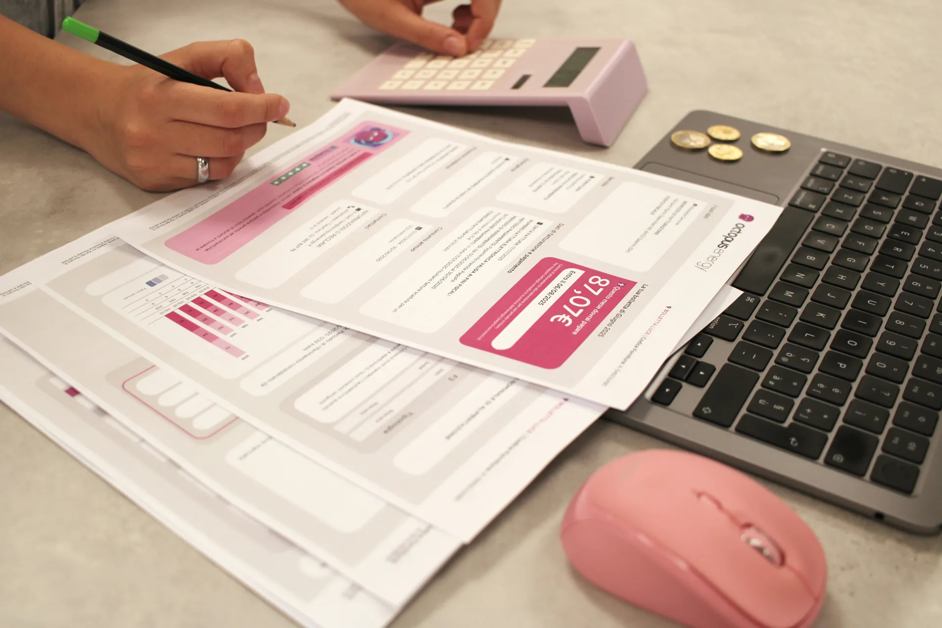 Papier, ordinateur, souris, pièces