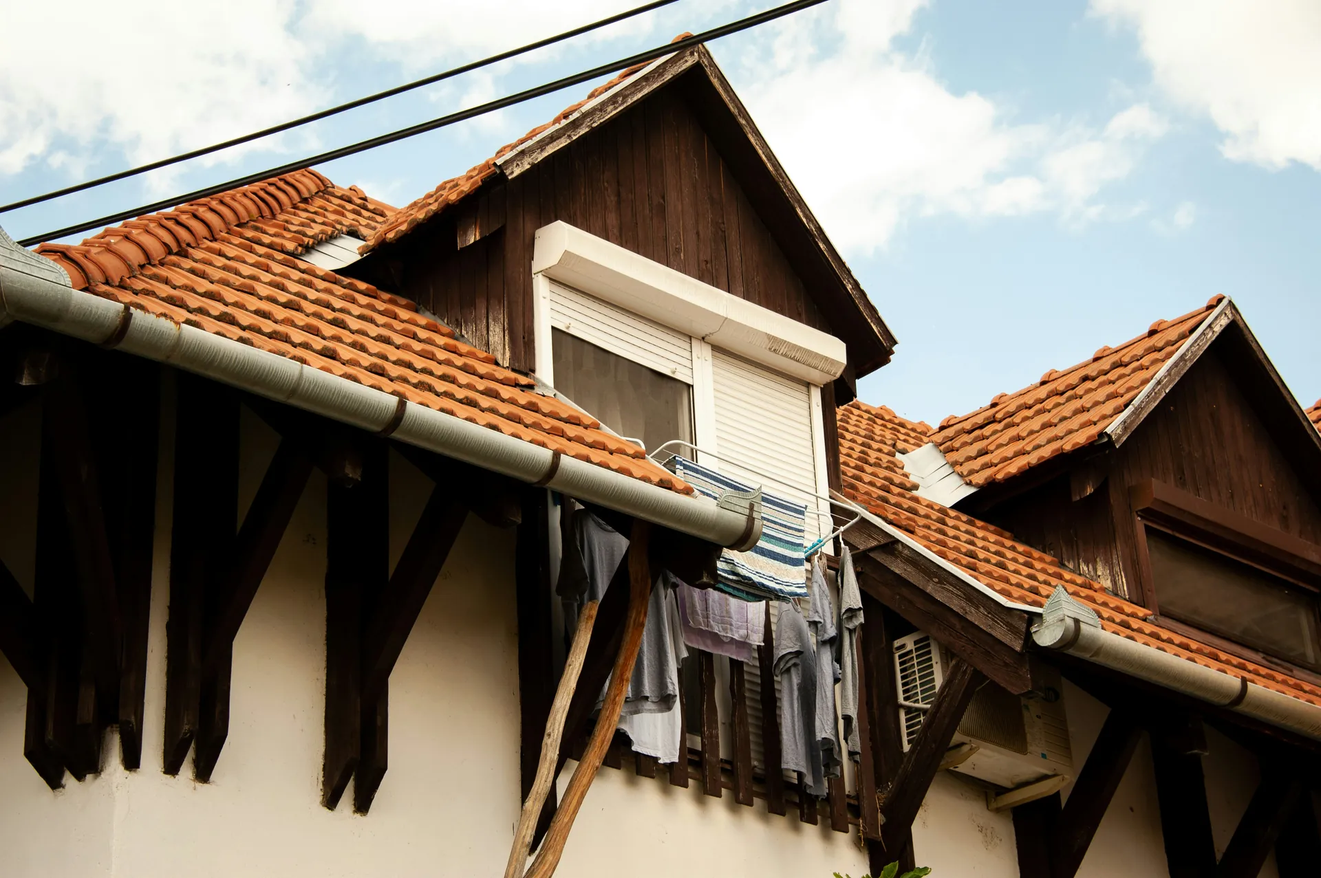 Maison avec linge qui sèche