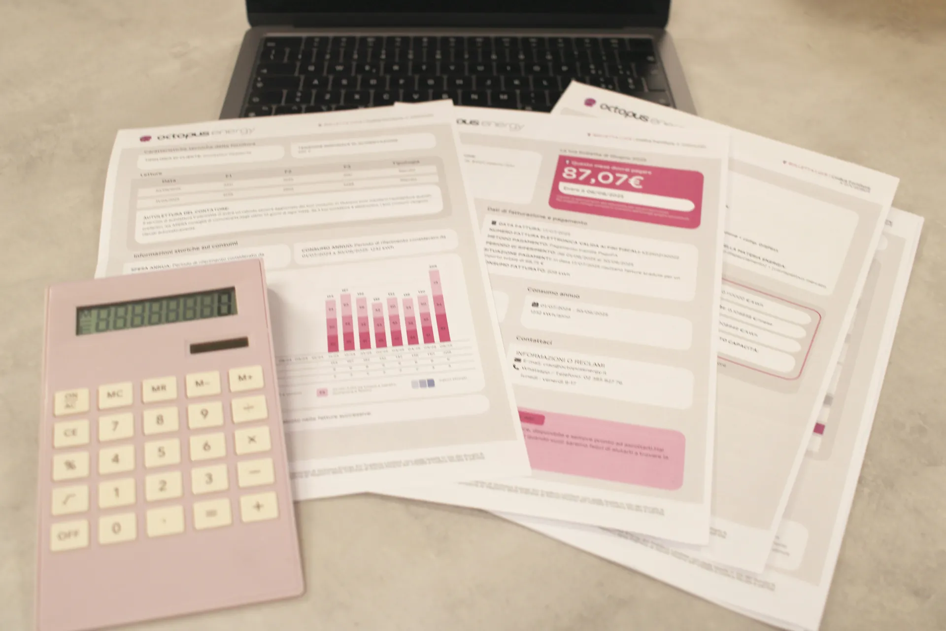 Ordinateur, calculatrice et papiers
