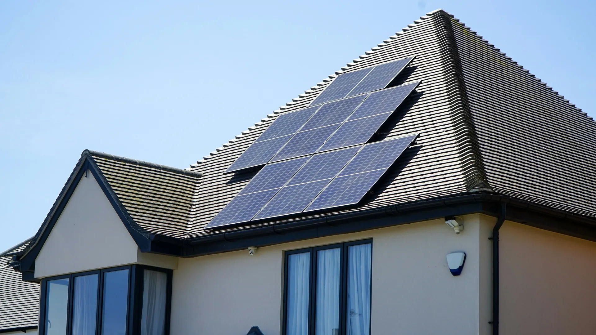 Maison pointu panneaux solaires 