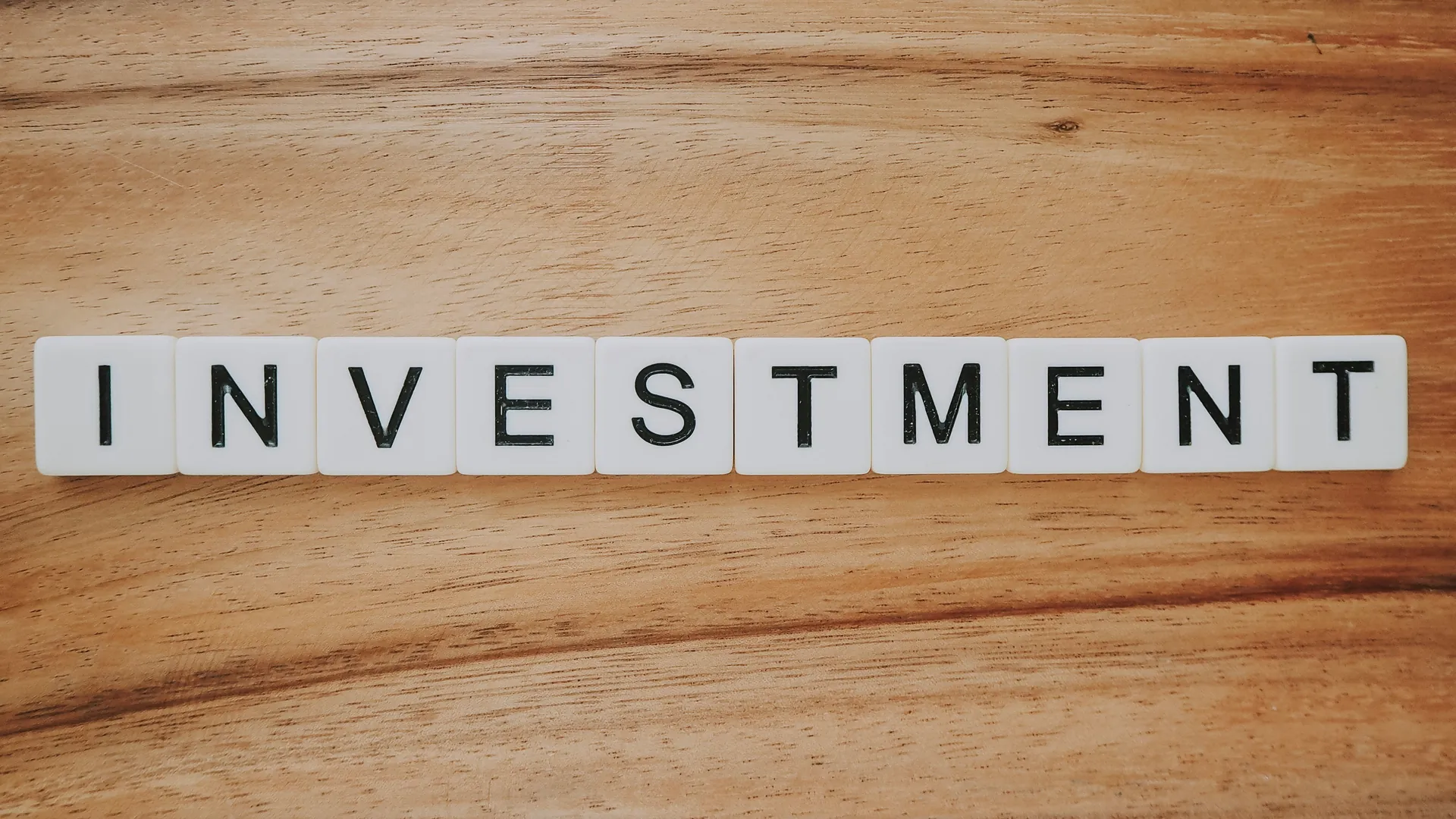 Le mot investissement en lettre scrabble