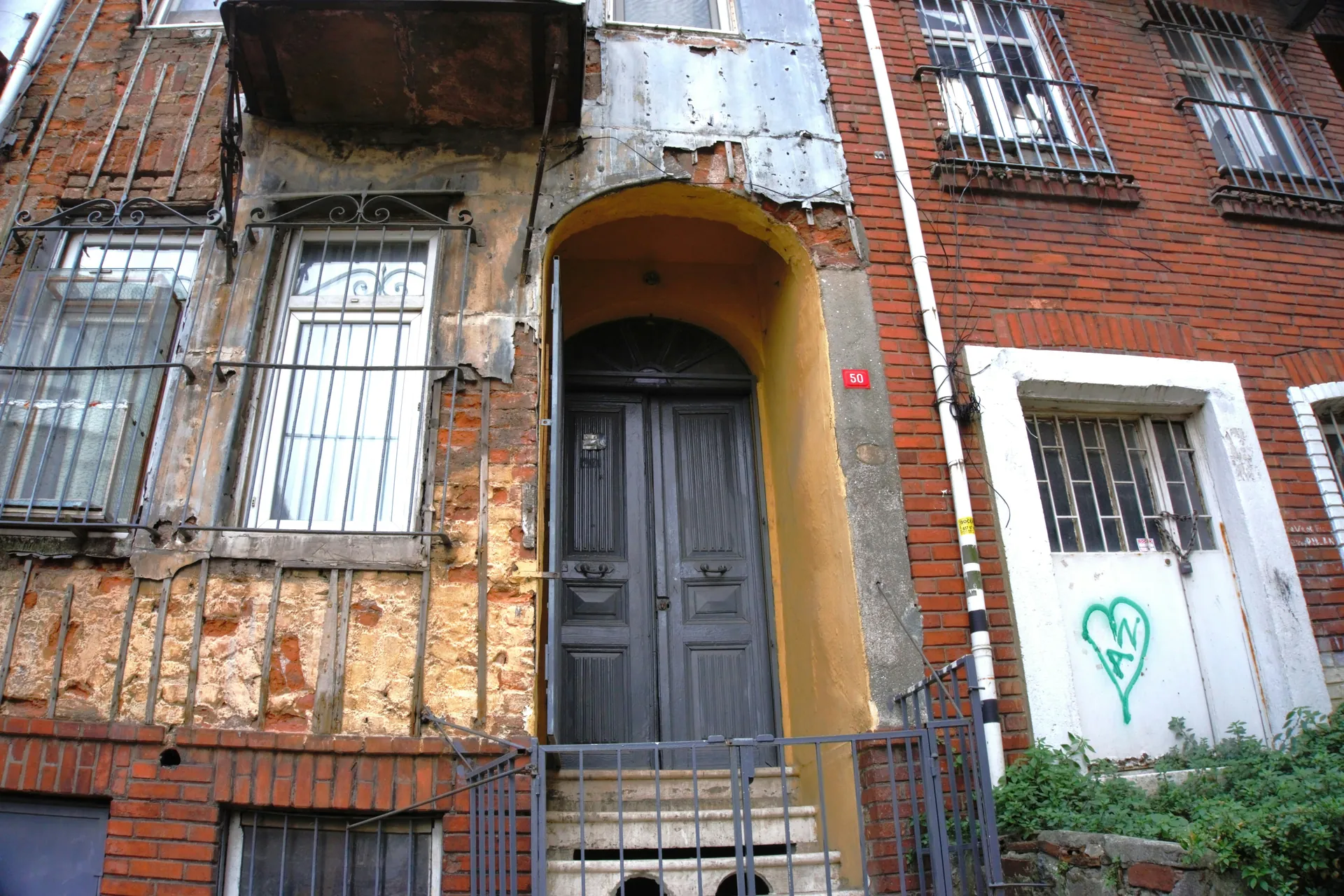 Porte d'un bâtiment délabré