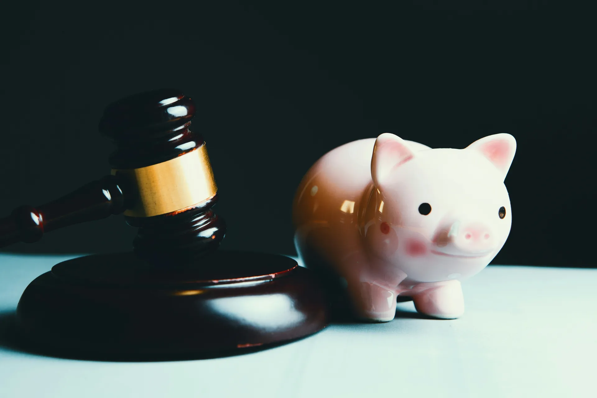 Marteau de la justice et tirelire 