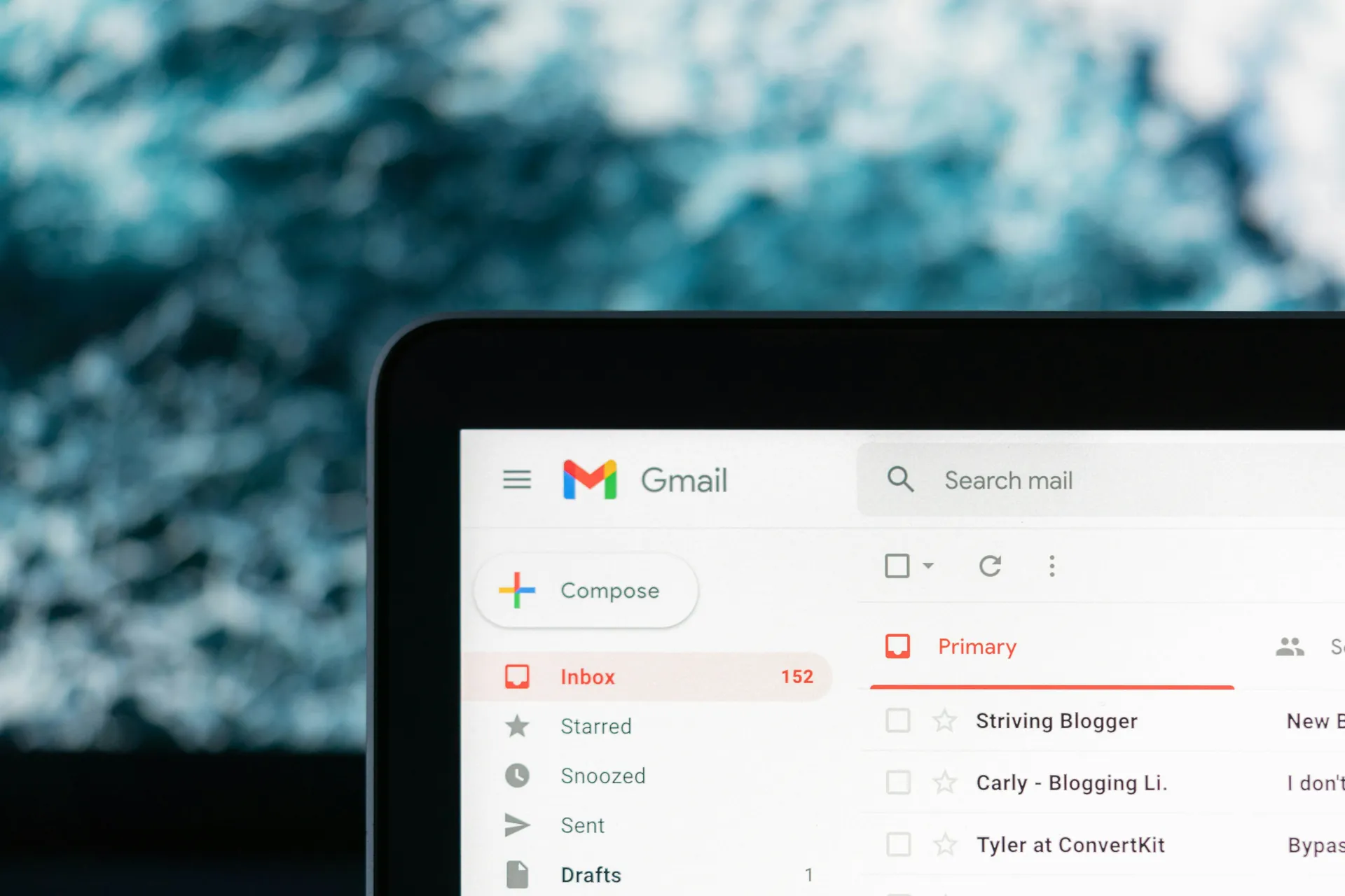 Interface utilisateur moderne de Gmail ouverte sur un ordinateur portable, affichant la boîte de réception avec plusieurs e-mails.