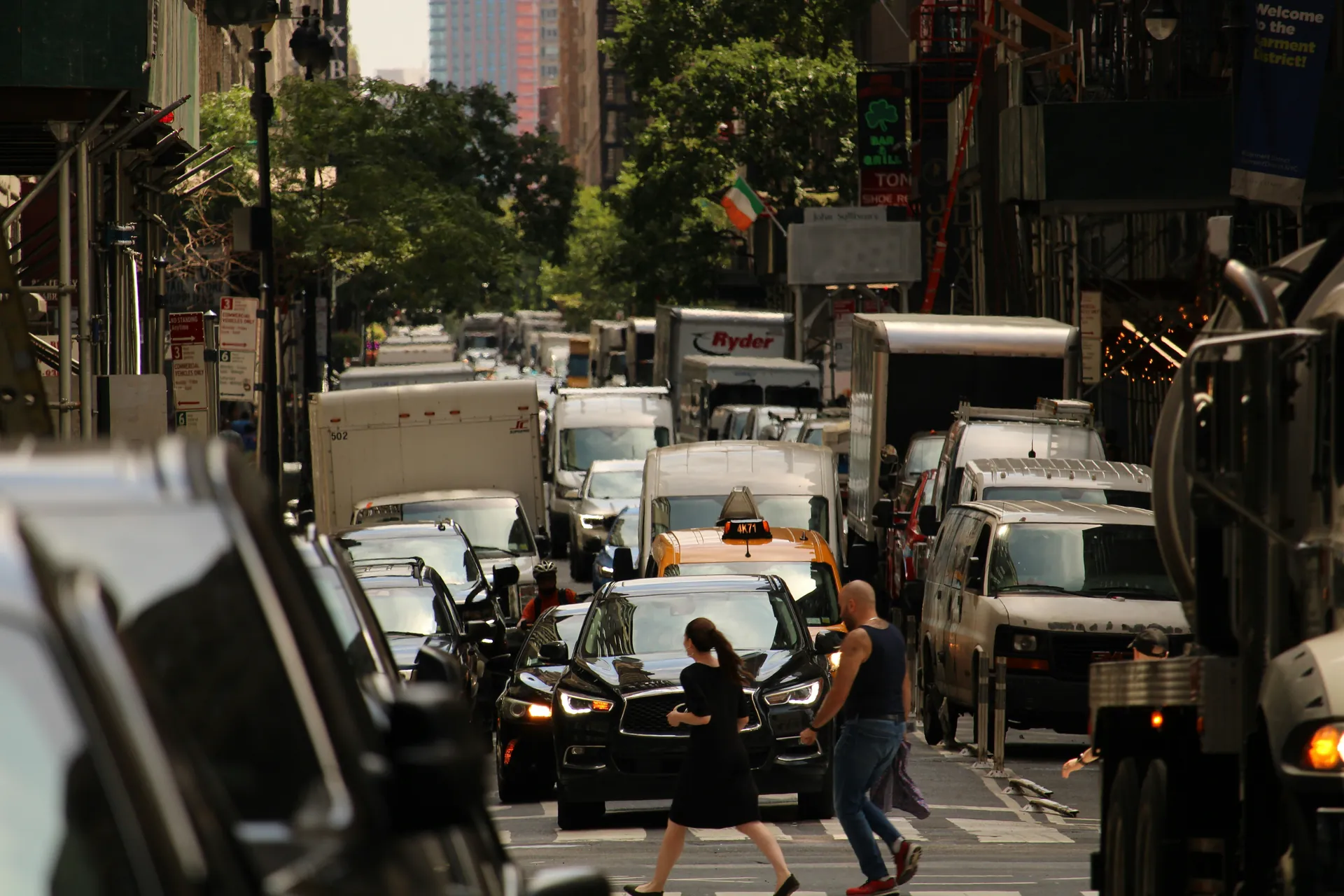 Rue avec beaucoup de trafic 