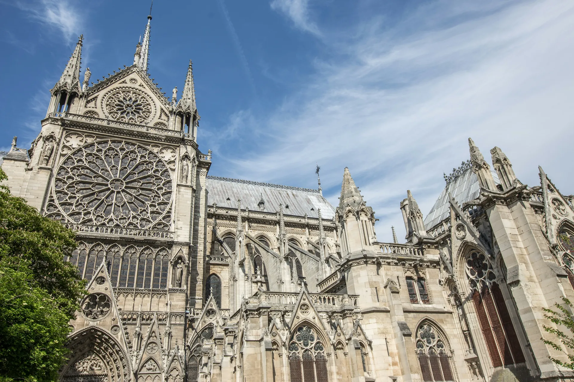 Vue extérieure de la cathédrale Notre-Dame de Paris et sa rosace lors d'une visite guidée historique.