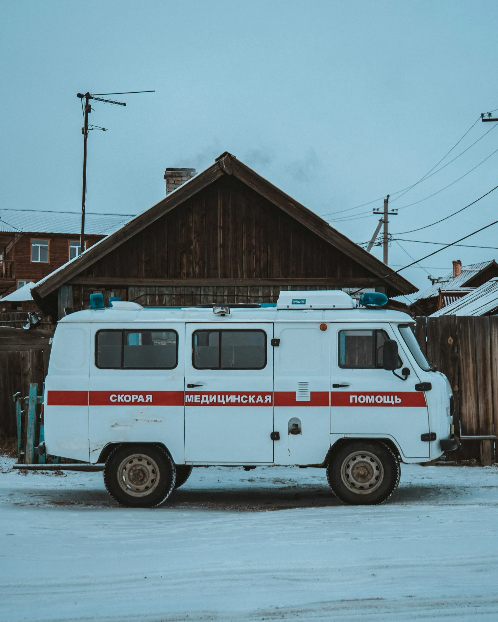 Camion devant une maison enneigée 