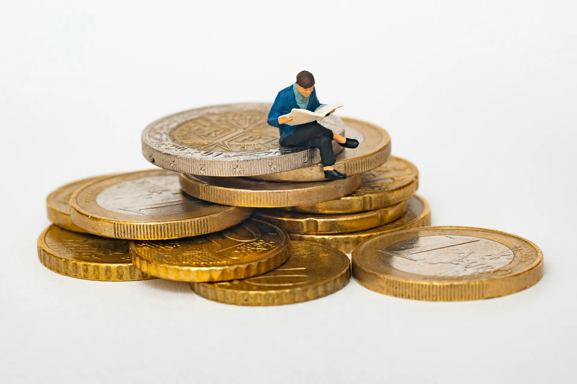 Petite figurine sur des pièces de monnaie