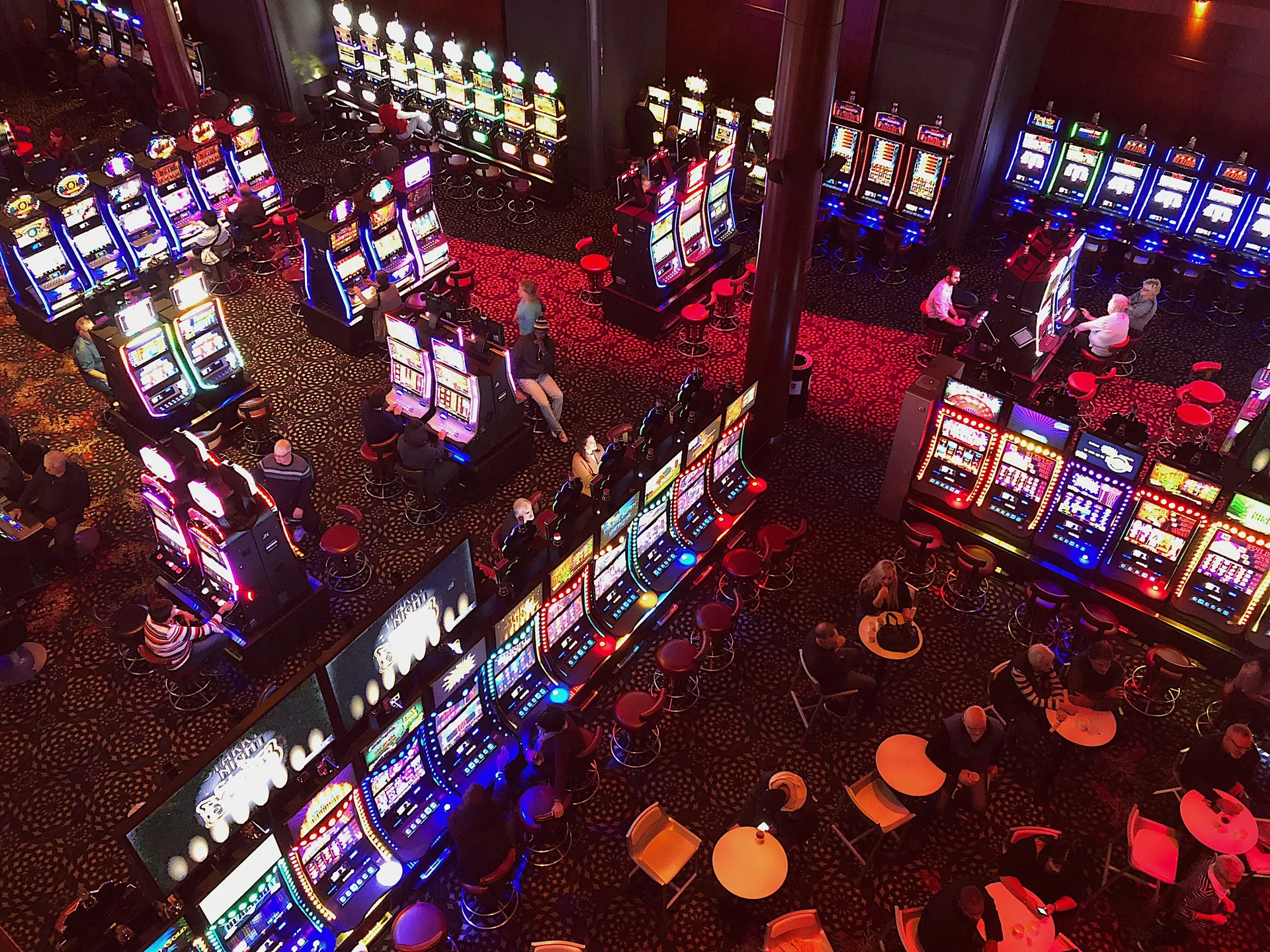 Vue aérienne d'un casino, machines à jeux 