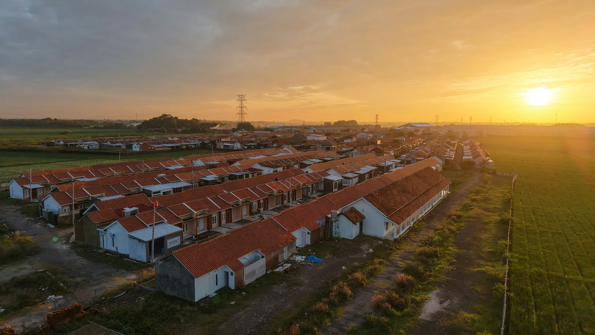 Vue aérienne petites maison, couché de soleil
