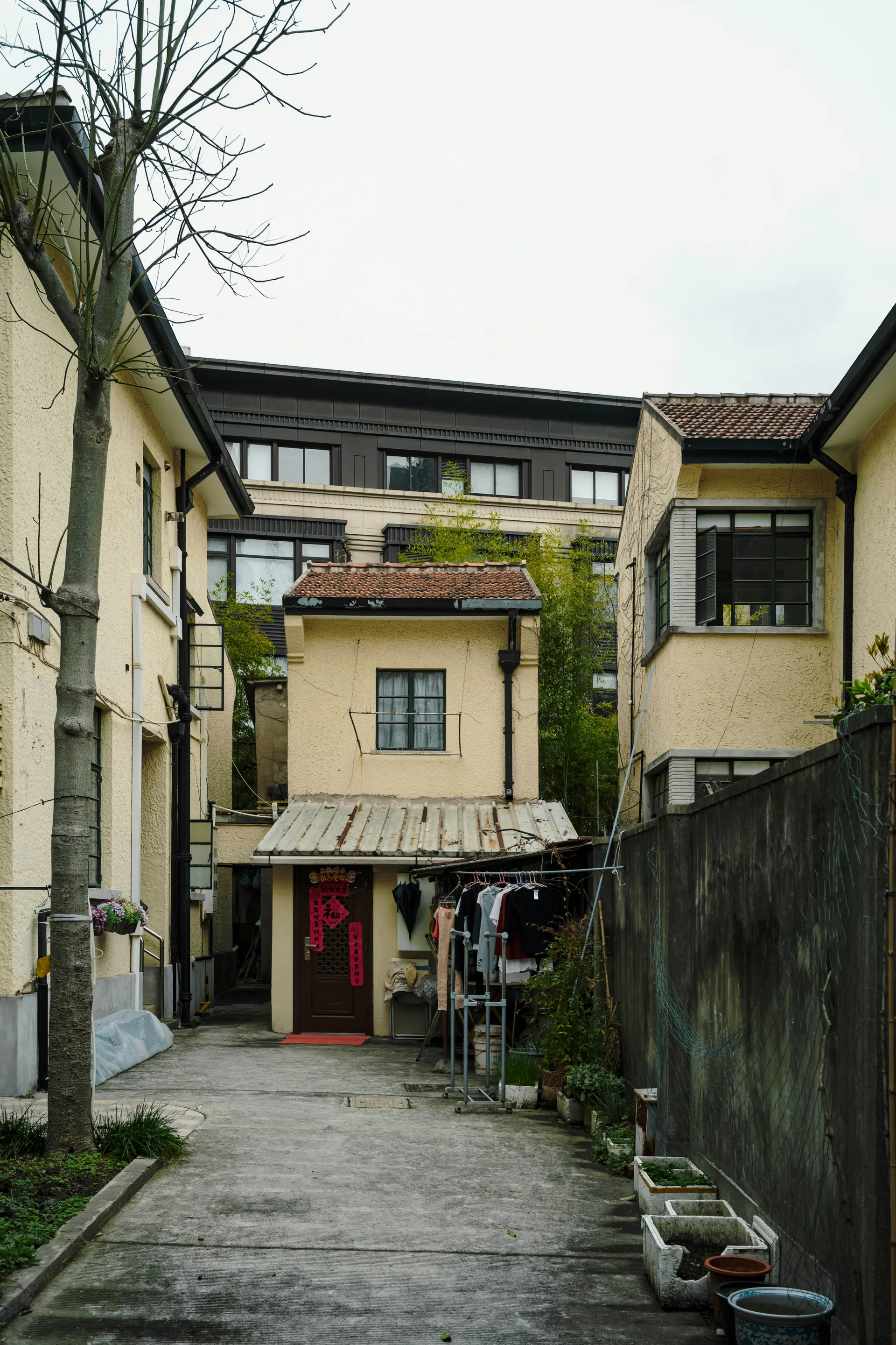 Petite maison entre des immeubles 